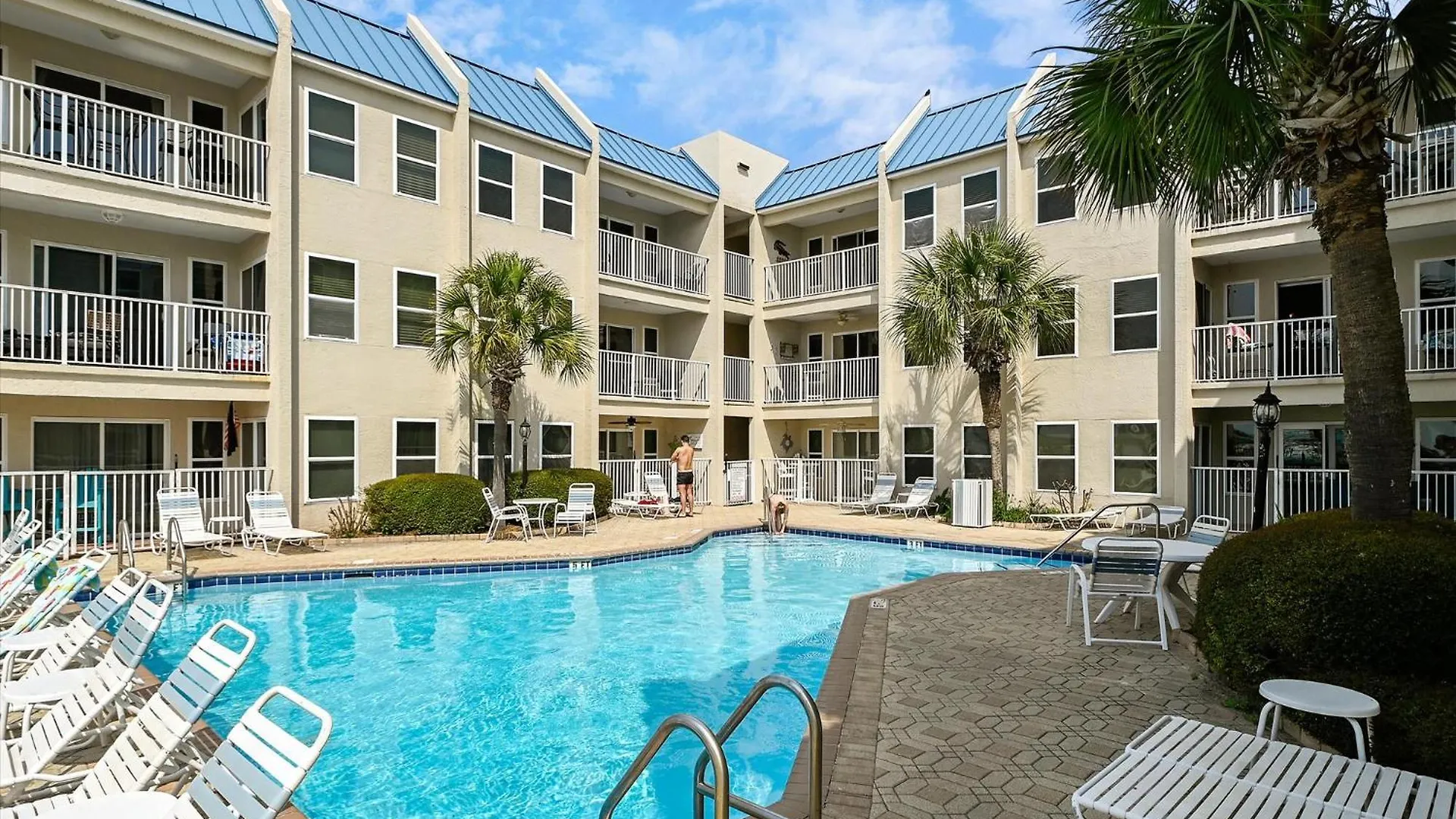 Apartment Poolside 101- By Isle *