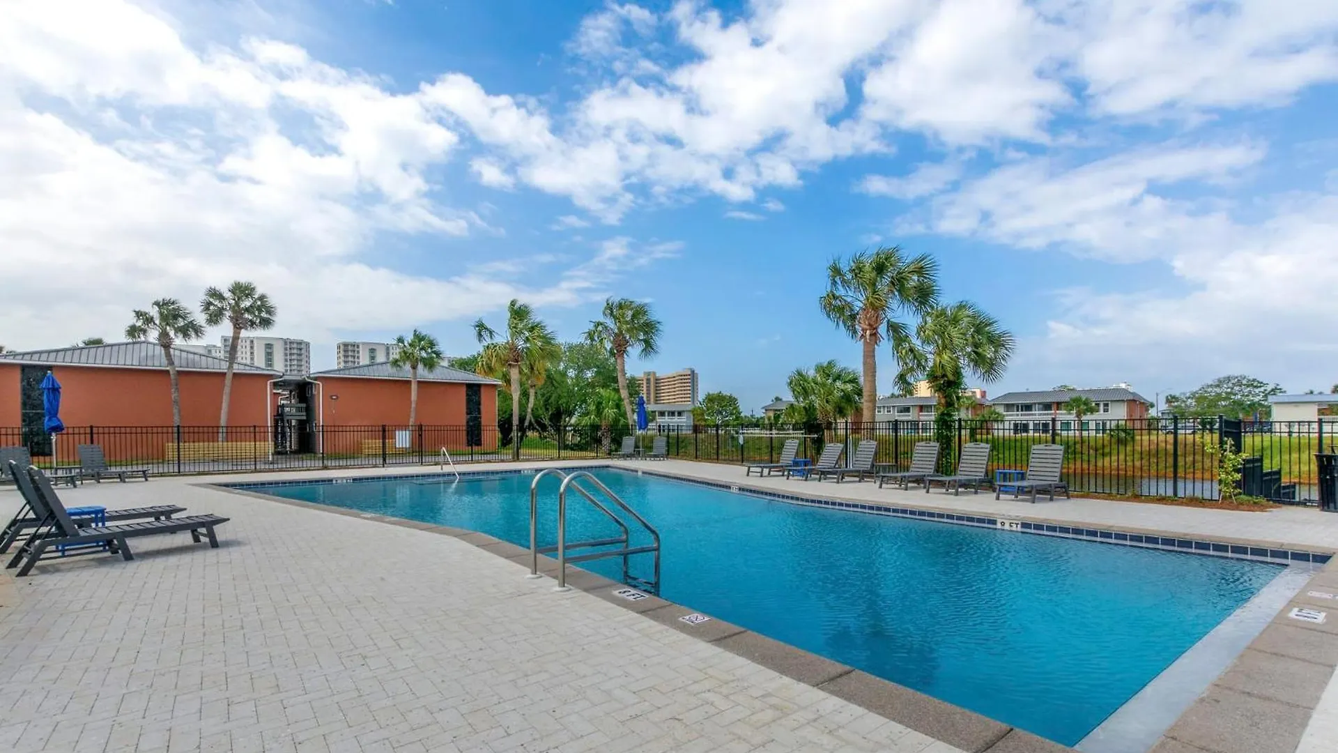 Emerald Escape Peekaboo View 3 Pools Holiday home