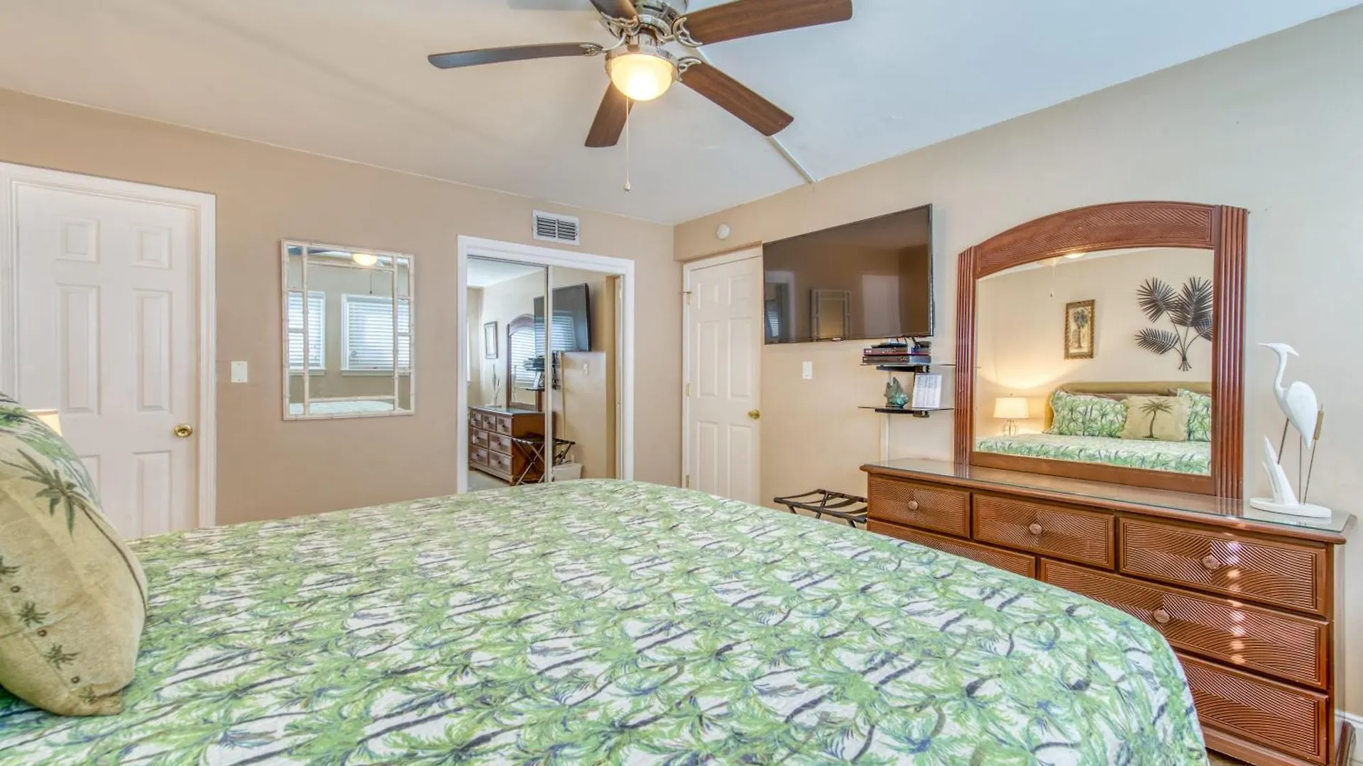 House C104 - Beachfront With Pool, Wifi, & Service Apartment *
