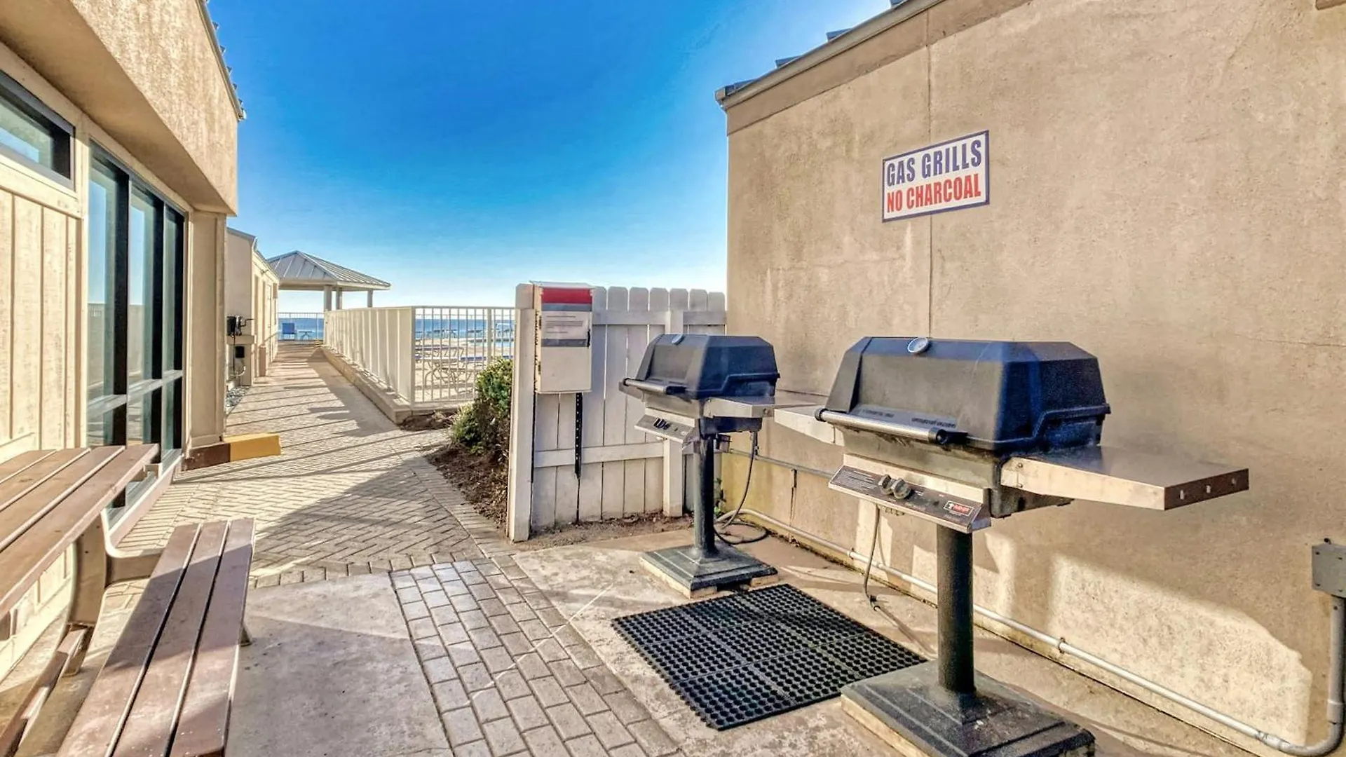 Apartment House C104 - Beachfront With Pool, Wifi, & Service *