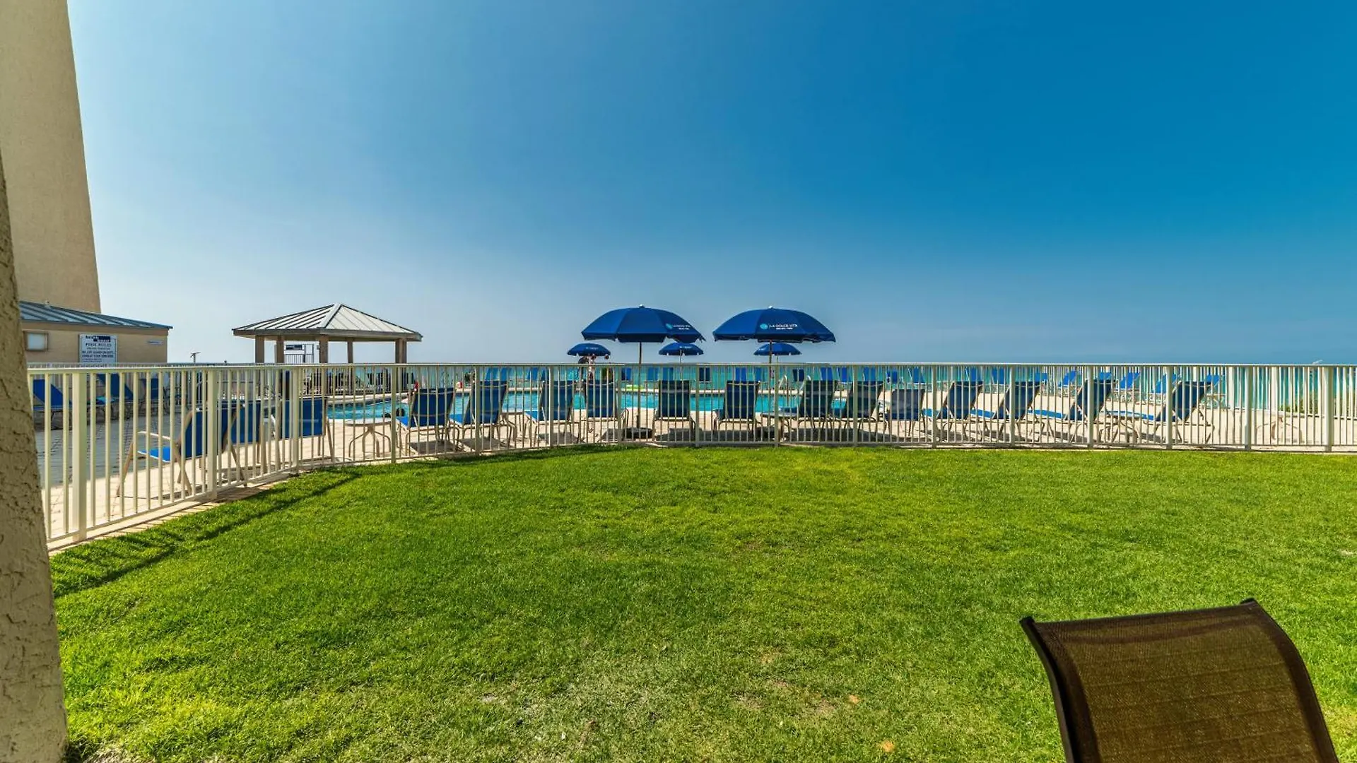 Apartment House C104 - Beachfront With Pool, Wifi, & Service