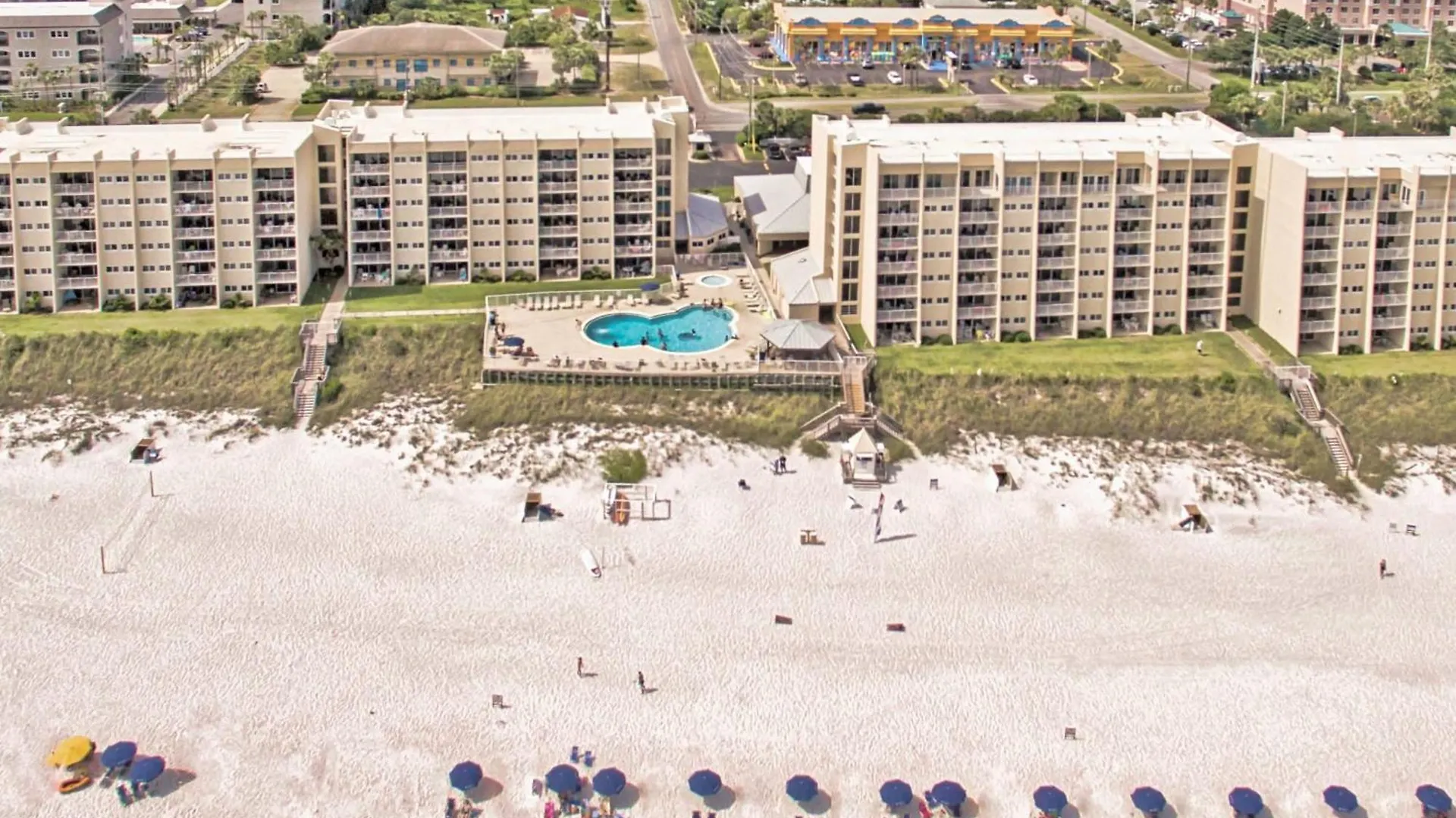 House C104 - Beachfront With Pool, Wifi, & Service Apartment