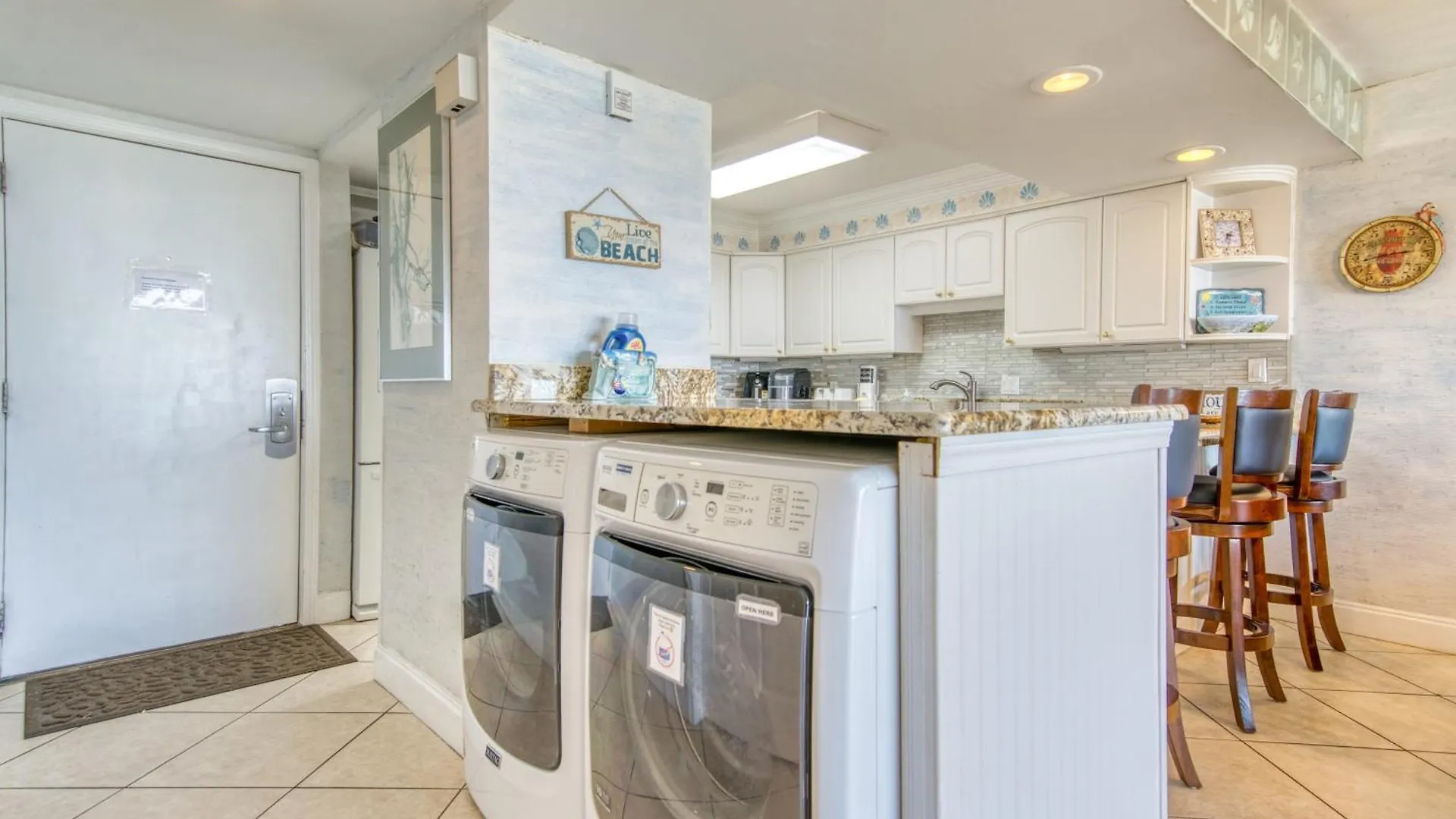 Apartment House C104 - Beachfront With Pool, Wifi, & Service