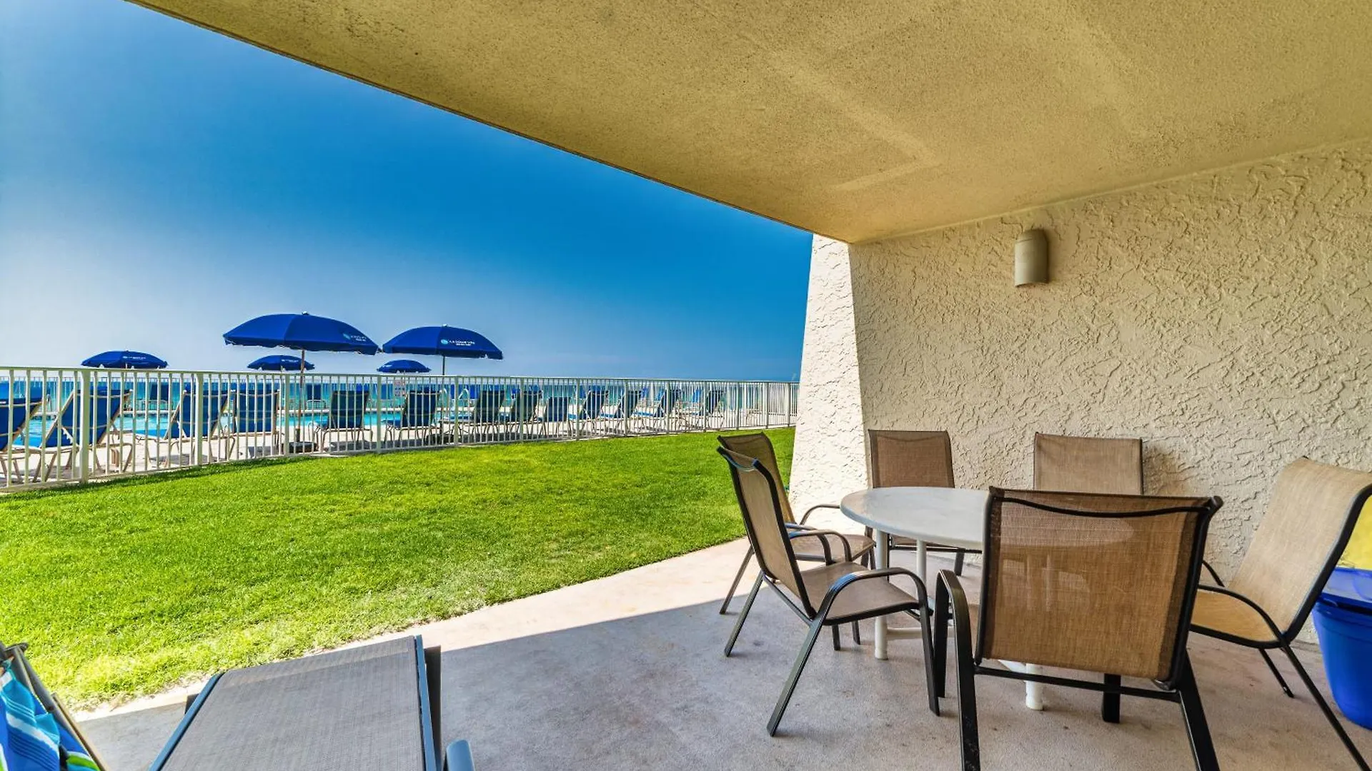 House C104 - Beachfront With Pool, Wifi, & Service Apartment *