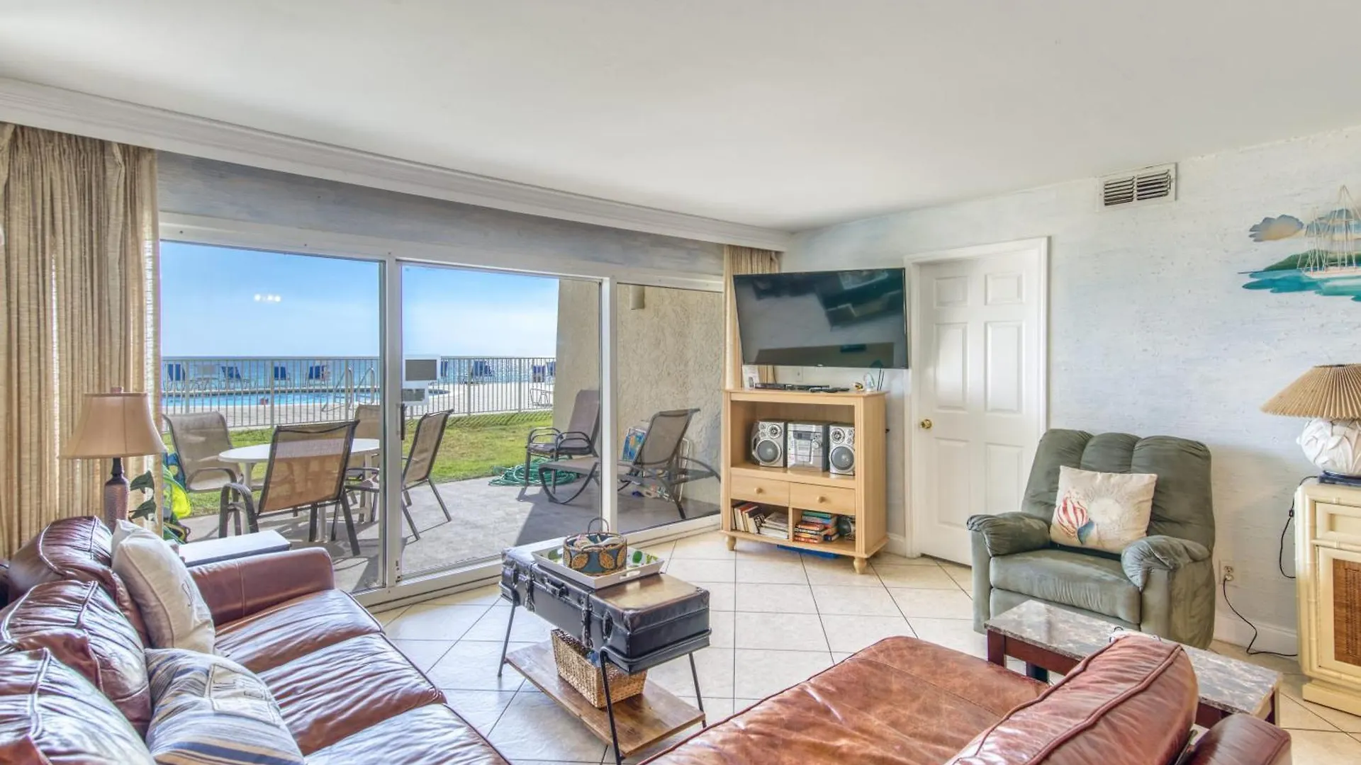 Apartment House C104 - Beachfront With Pool, Wifi, & Service *