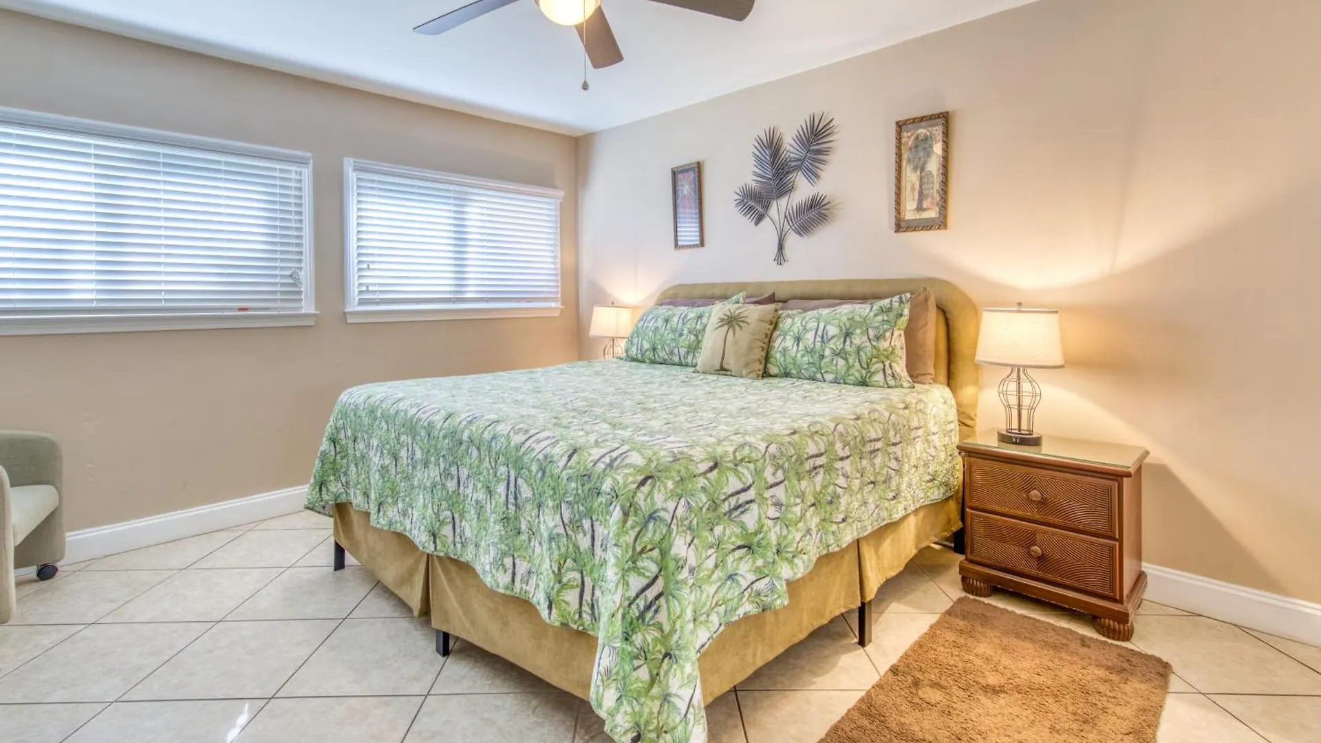 House C104 - Beachfront With Pool, Wifi, & Service Apartment