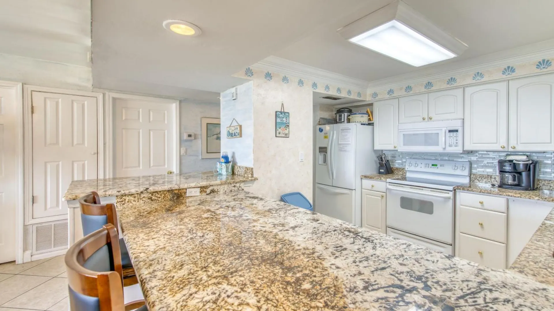 House C104 - Beachfront With Pool, Wifi, & Service