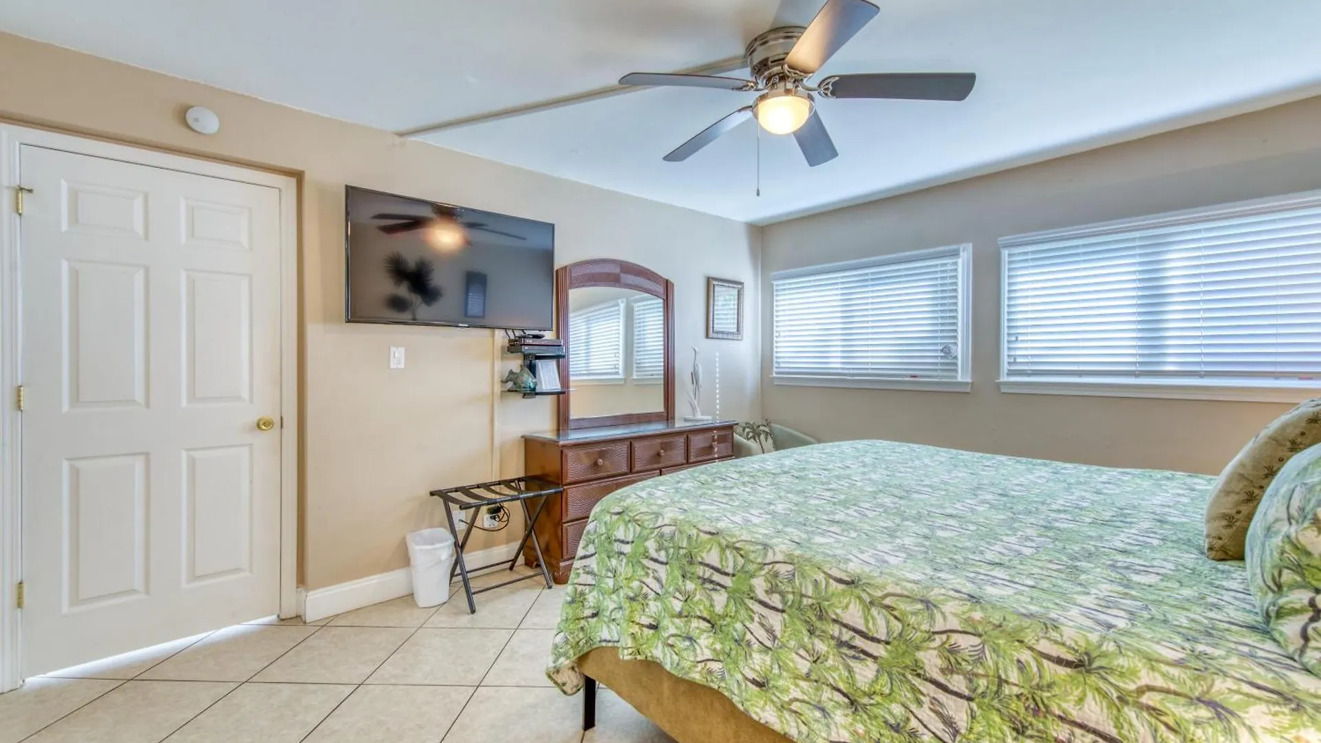House C104 - Beachfront With Pool, Wifi, & Service Apartment *