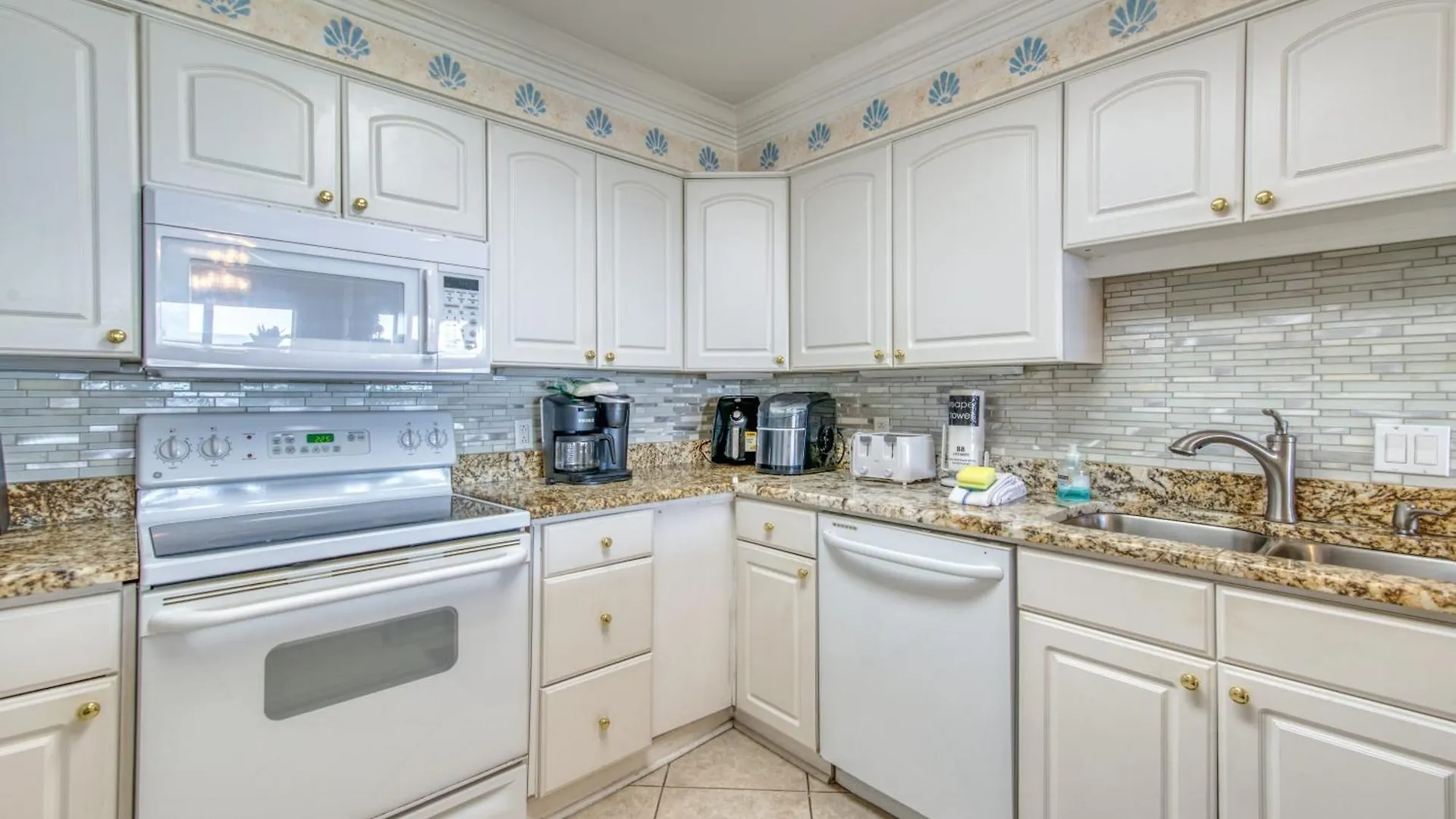 Apartment House C104 - Beachfront With Pool, Wifi, & Service Destin