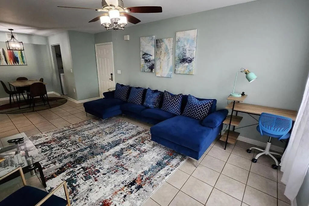 Beautiful 1st Floor Unit Half Mile From Amazing
