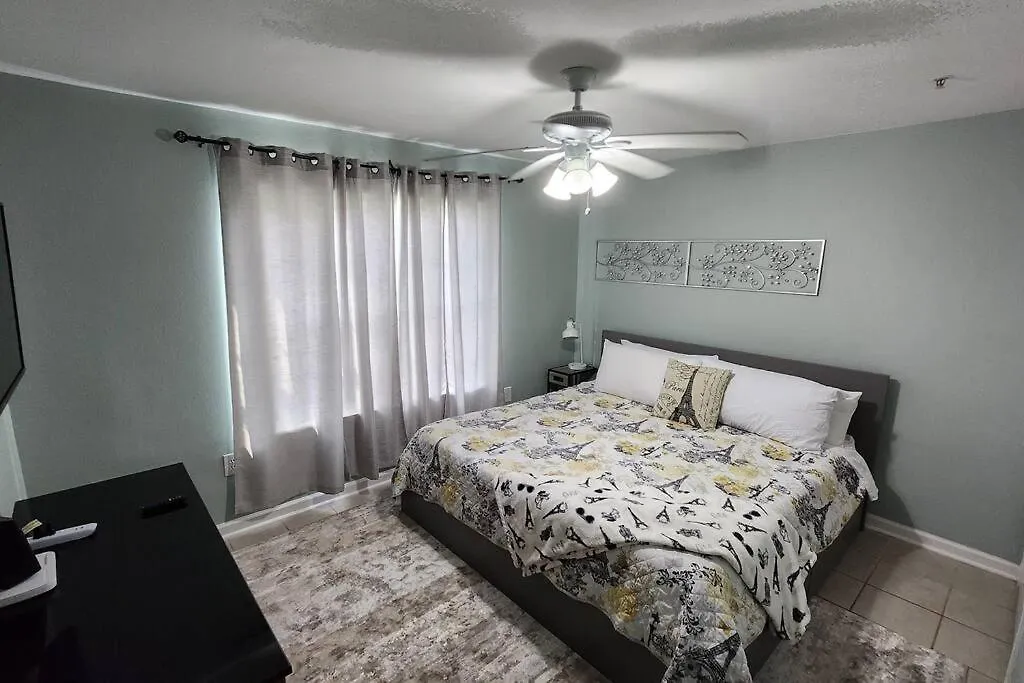 Beautiful 1st Floor Unit Half Mile From Amazing Apartment