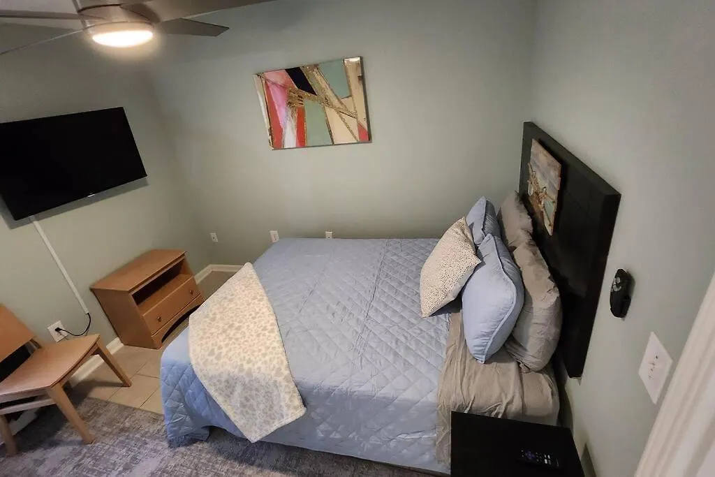 Beautiful 1st Floor Unit Half Mile From Amazing