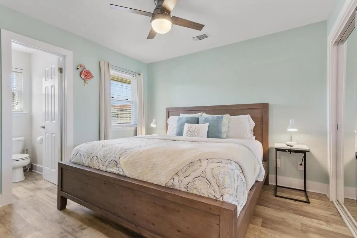 Semesterbostad Secluded 2br-2ba - 5 Minute Walk To The Gulf