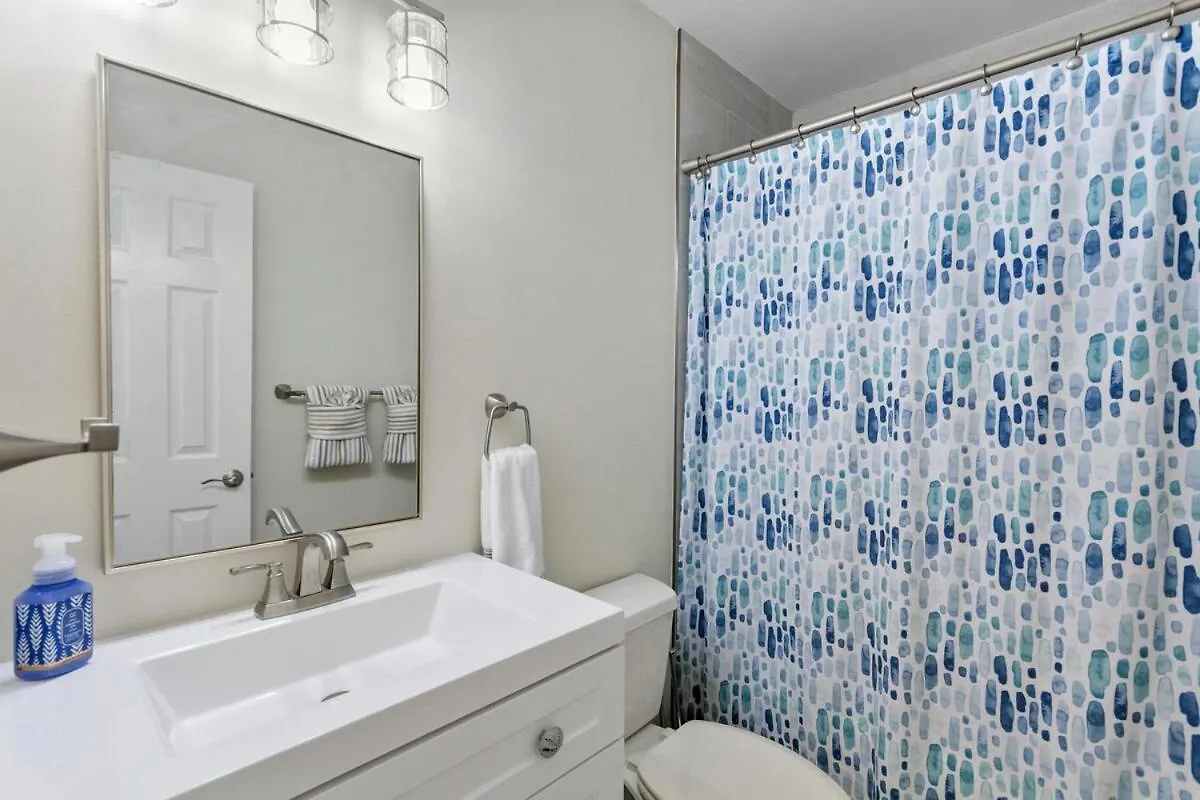 Semesterbostad Secluded 2br-2ba - 5 Minute Walk To The Gulf *