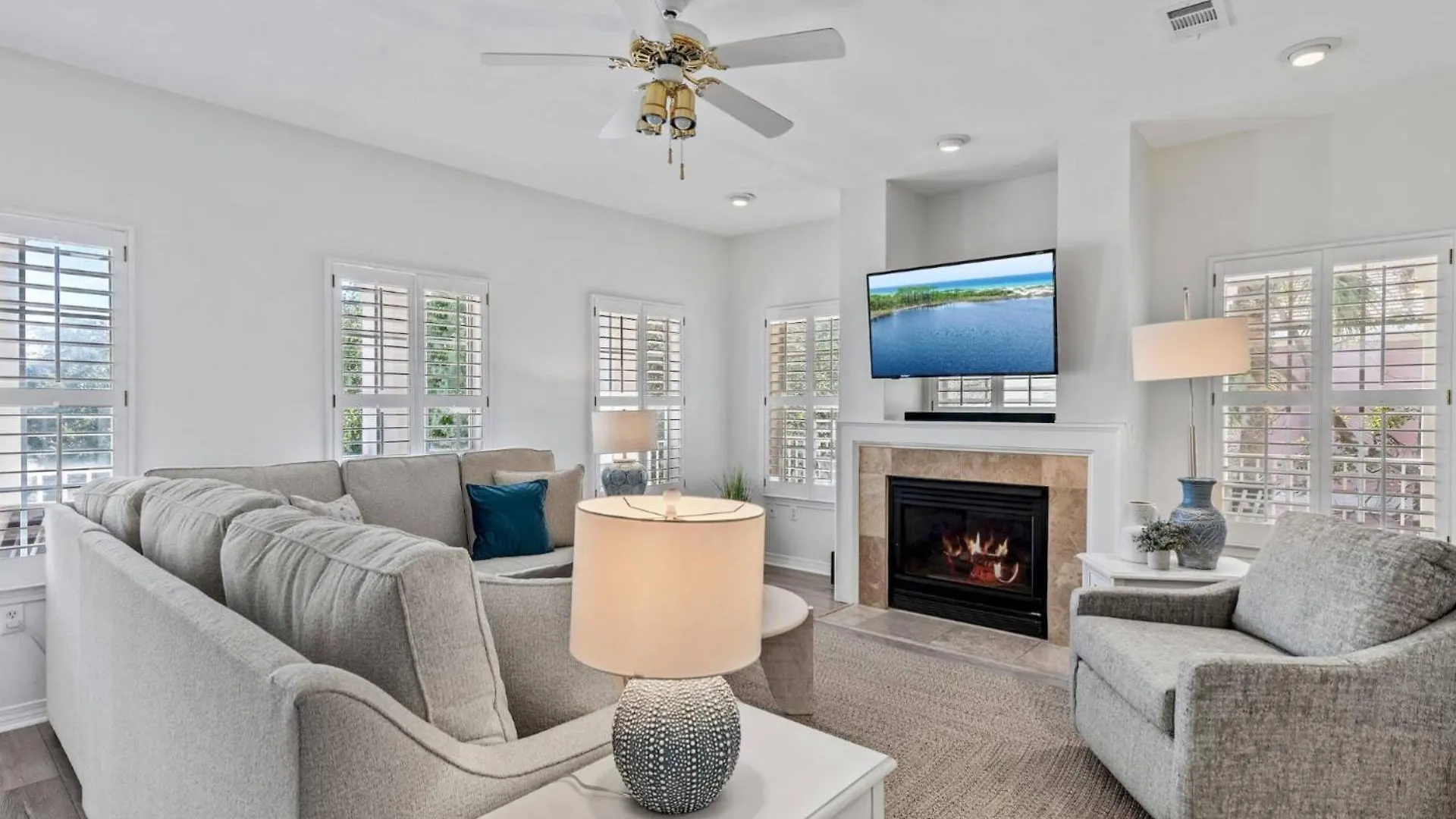 Vista Bluffs 90 ~ Casa Beachy Blanca