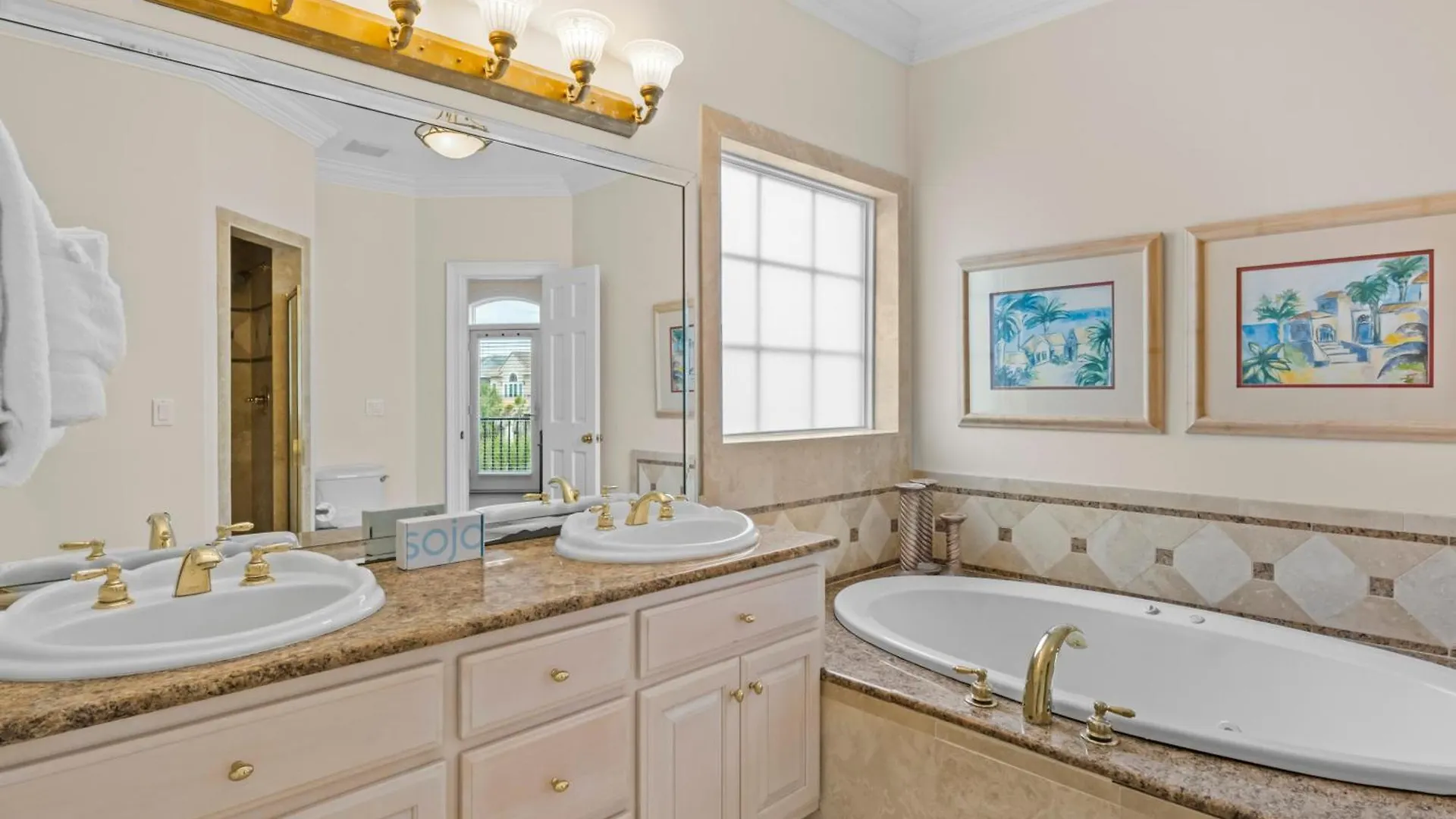 Gulf Front, Pool, Hot Tub- 2 Kitchens - Elevator Holiday home *