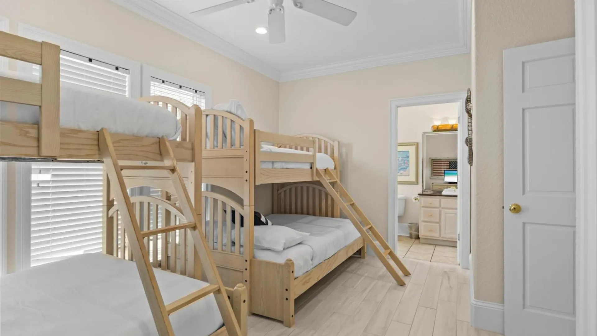 Gulf Front, Pool, Hot Tub- 2 Kitchens - Elevator * Destin
