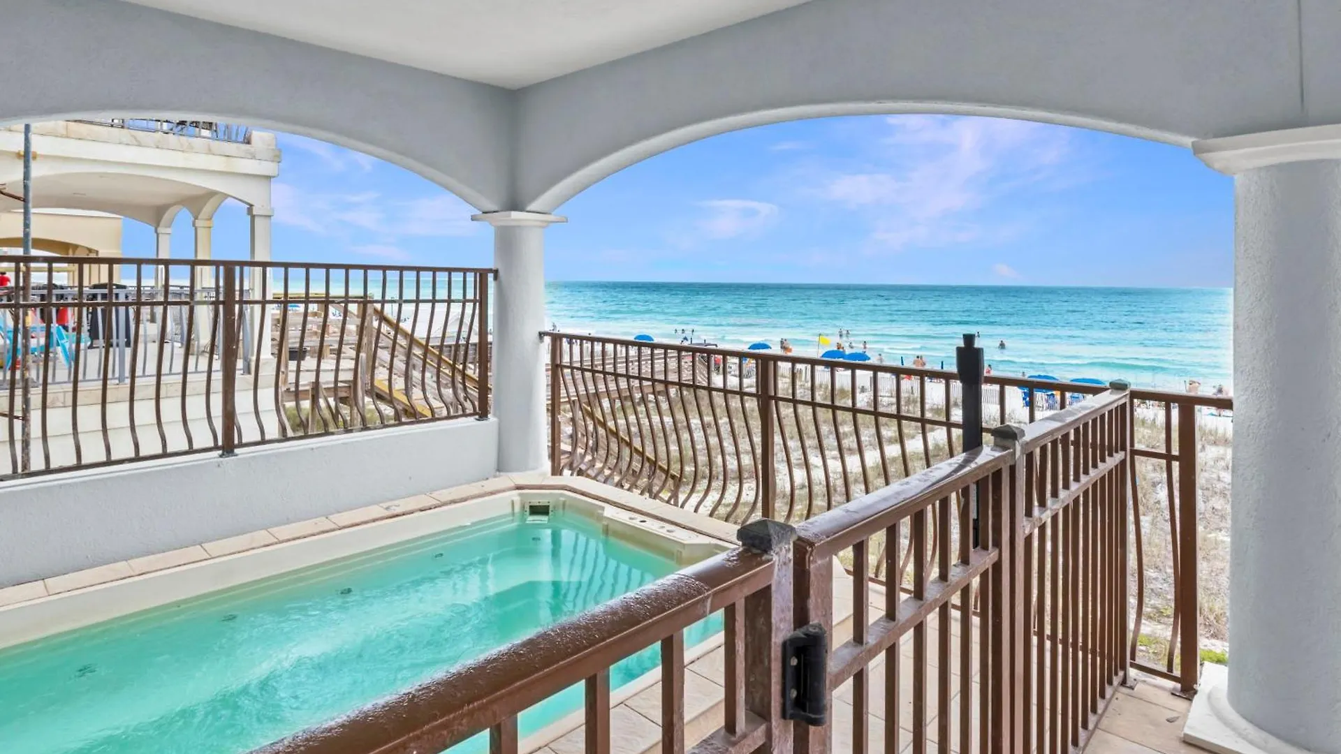Gulf Front, Pool, Hot Tub- 2 Kitchens - Elevator Destin