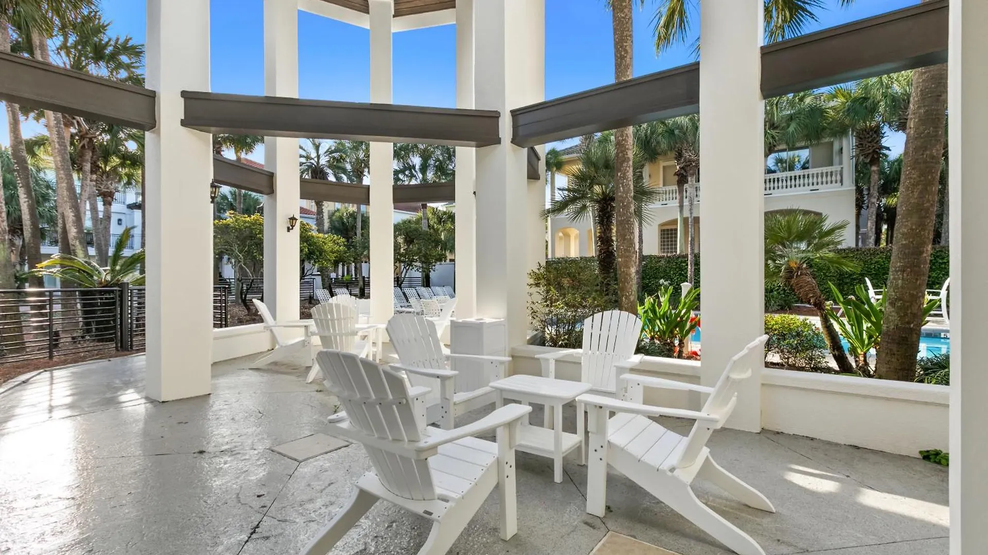 Gulf Front, Pool, Hot Tub- 2 Kitchens - Elevator Holiday home Destin