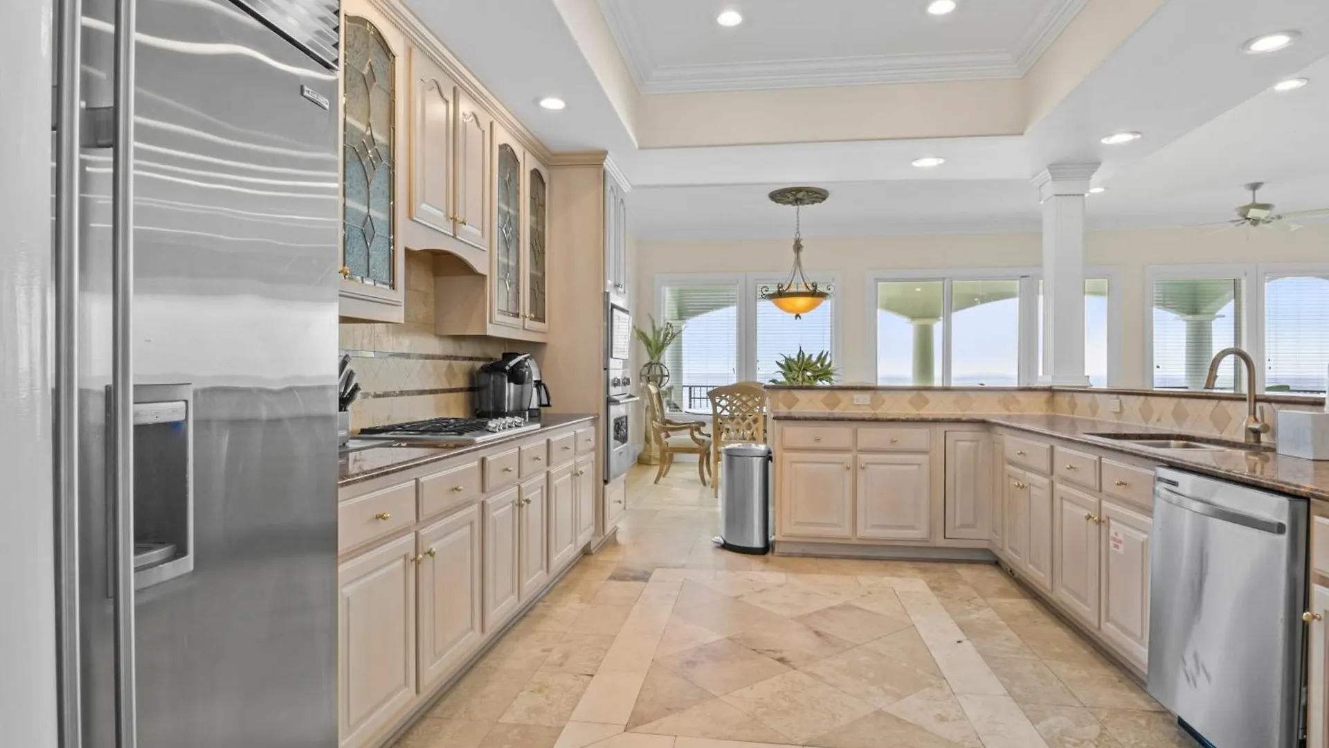 Gulf Front, Pool, Hot Tub- 2 Kitchens - Elevator Holiday home