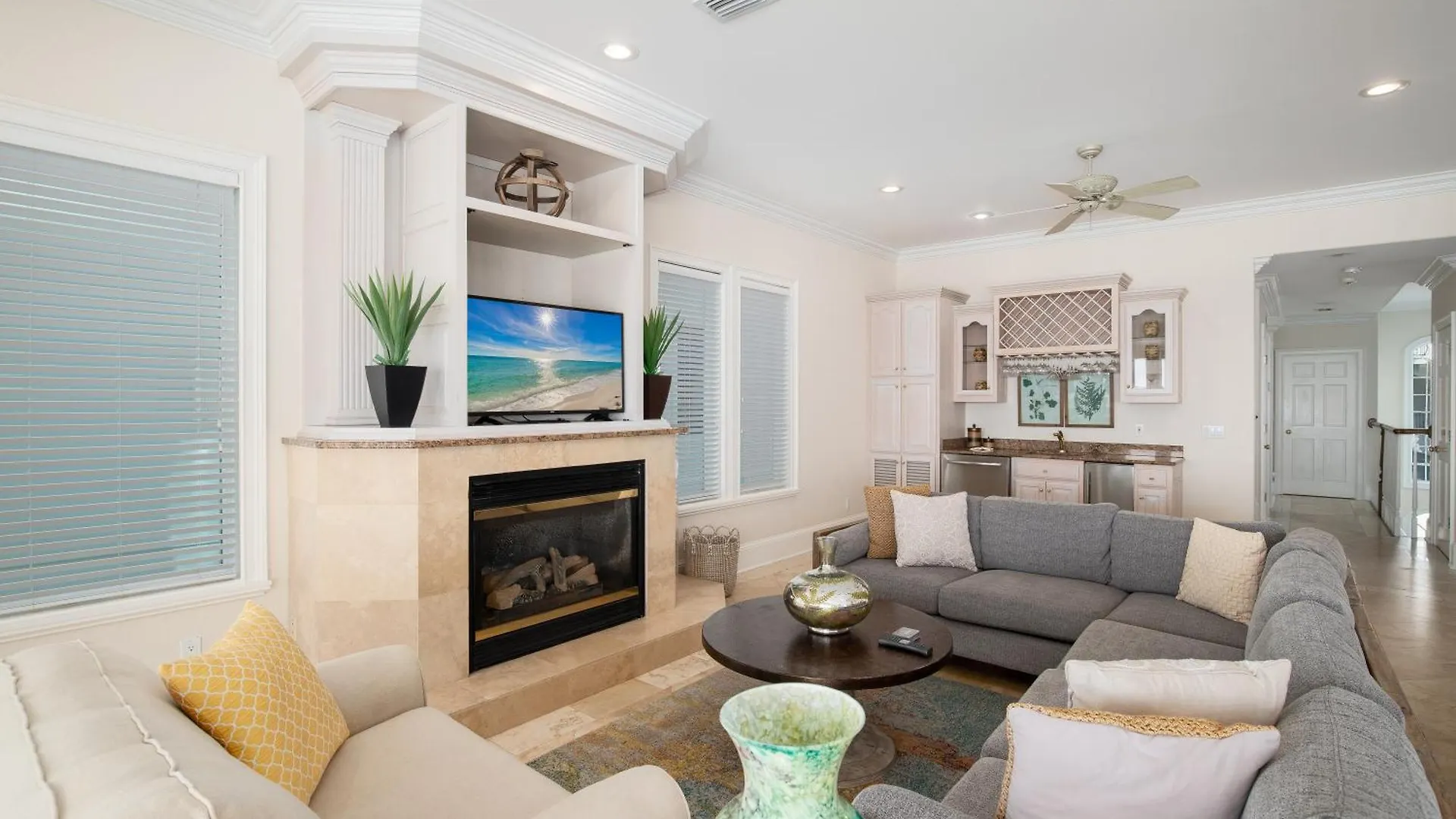 Gulf Front, Pool, Hot Tub- 2 Kitchens - Elevator Holiday home *