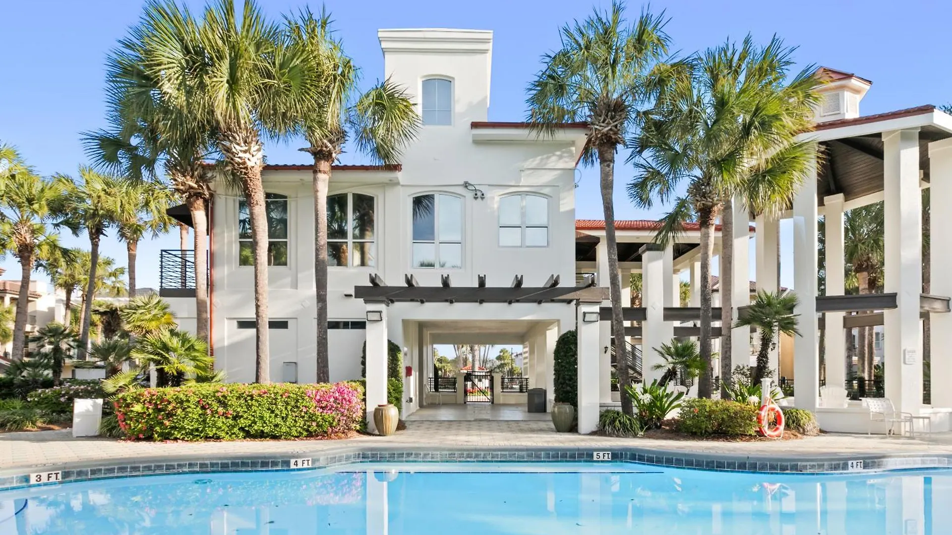 Gulf Front, Pool, Hot Tub- 2 Kitchens - Elevator Holiday home *