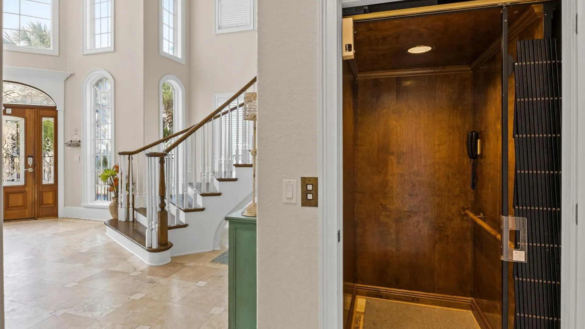 Gulf Front, Pool, Hot Tub- 2 Kitchens - Elevator