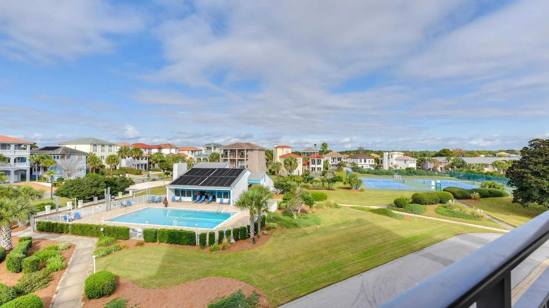 Airy With Pool - Walk To Private Beach! Lägenhet
