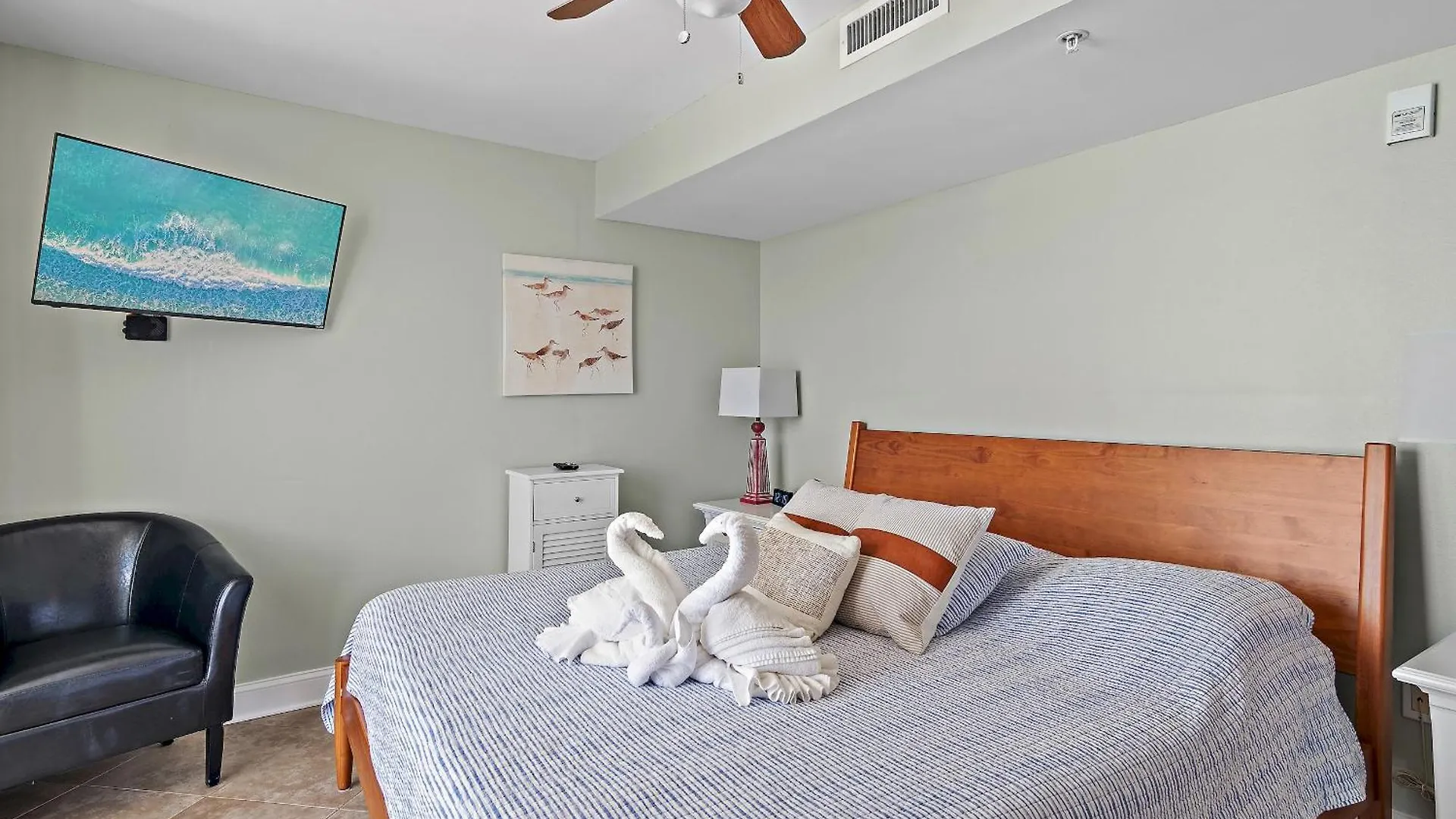 Biggest 2 Bedroom Corner Unit, 16th Flr Beachfront At Pelican Apartment *