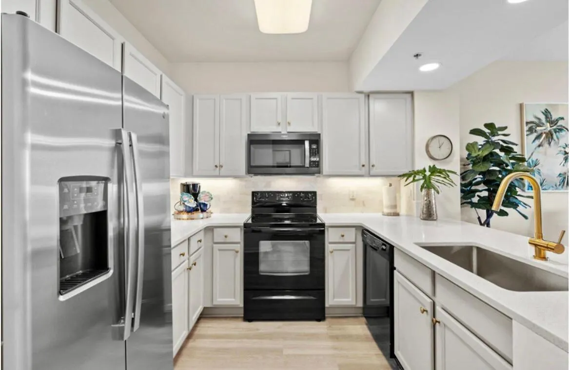 5 Star 6th Fl 2br 2 Bath King Shuttle Pools Family Holiday home Destin
