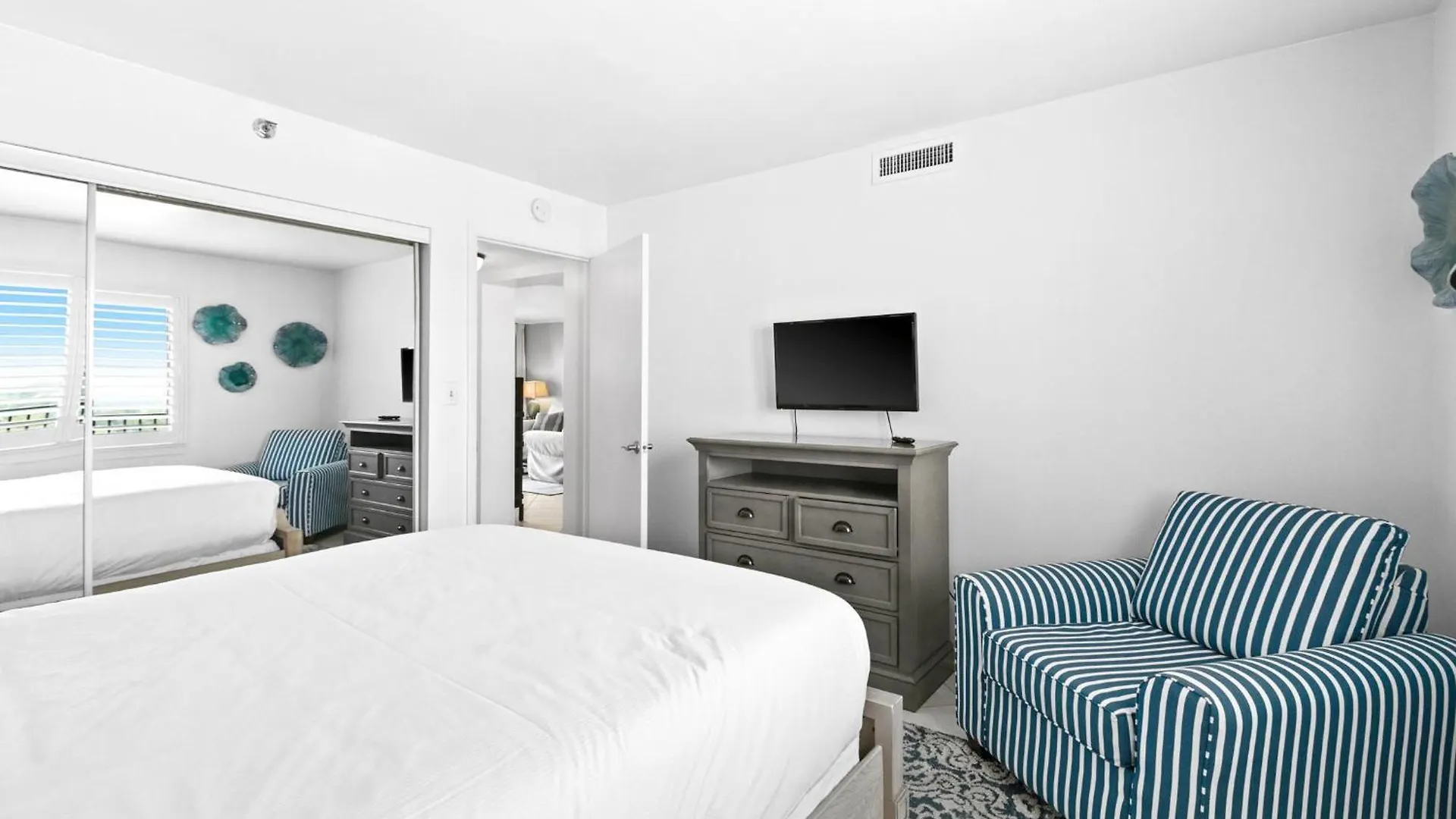 Emerald Towers 1102 *