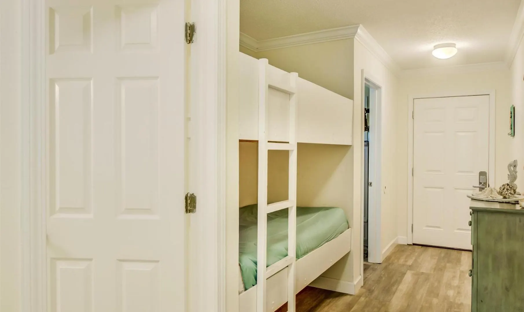 7 D, One Bedroom *