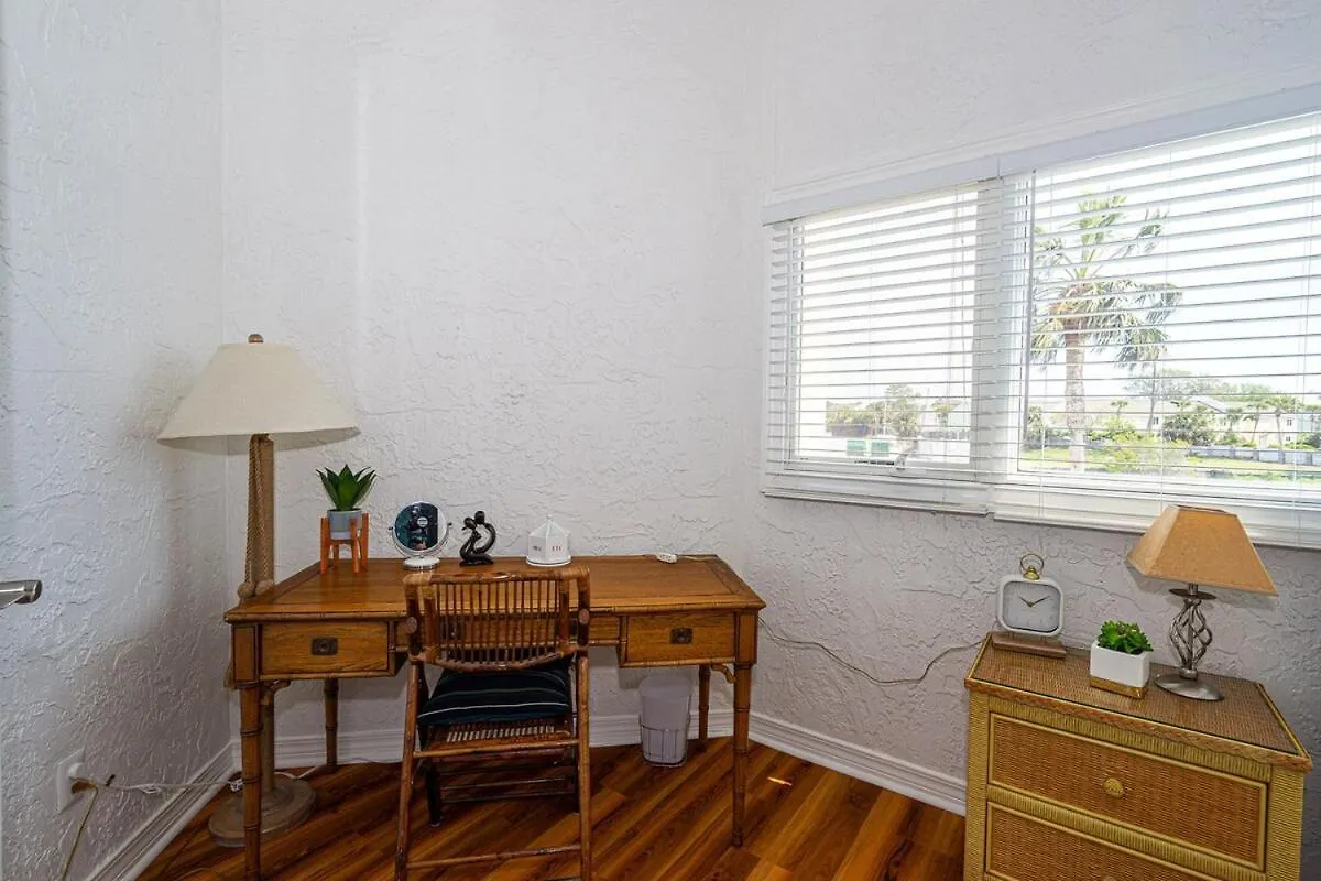Lovely Townhome - Shoreline Towers Walk Pool Holiday home