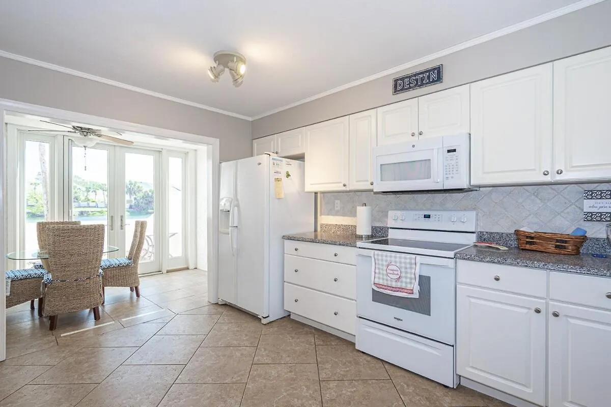Lovely Townhome - Shoreline Towers Walk Pool Holiday home Destin