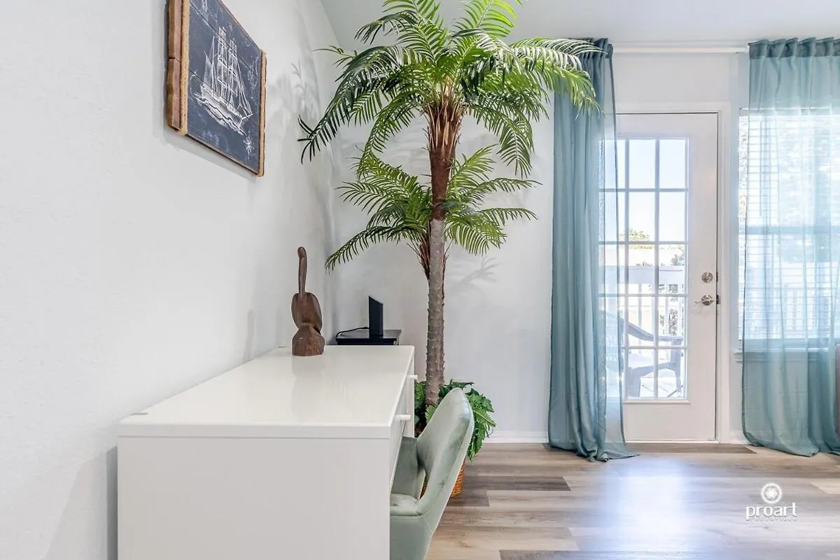 Cozy Under The Palms *