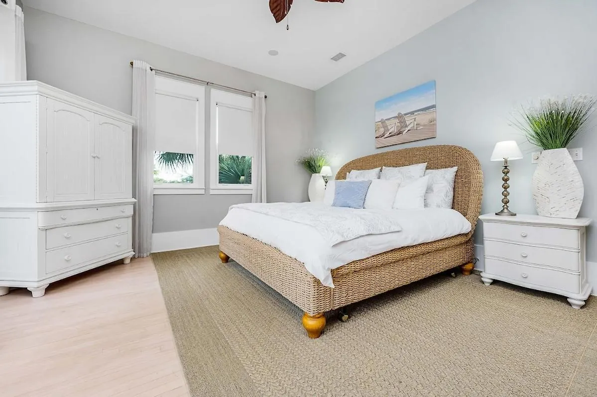 Luxury 3br Gated - Infinity Pool, Walk To Private - Vet-owned! Holiday home Destin