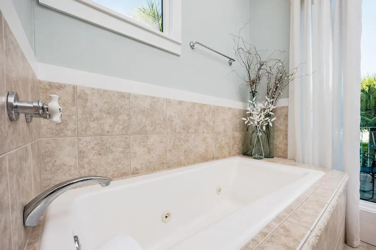 Luxury 3br Gated - Infinity Pool, Walk To Private - Vet-owned! *