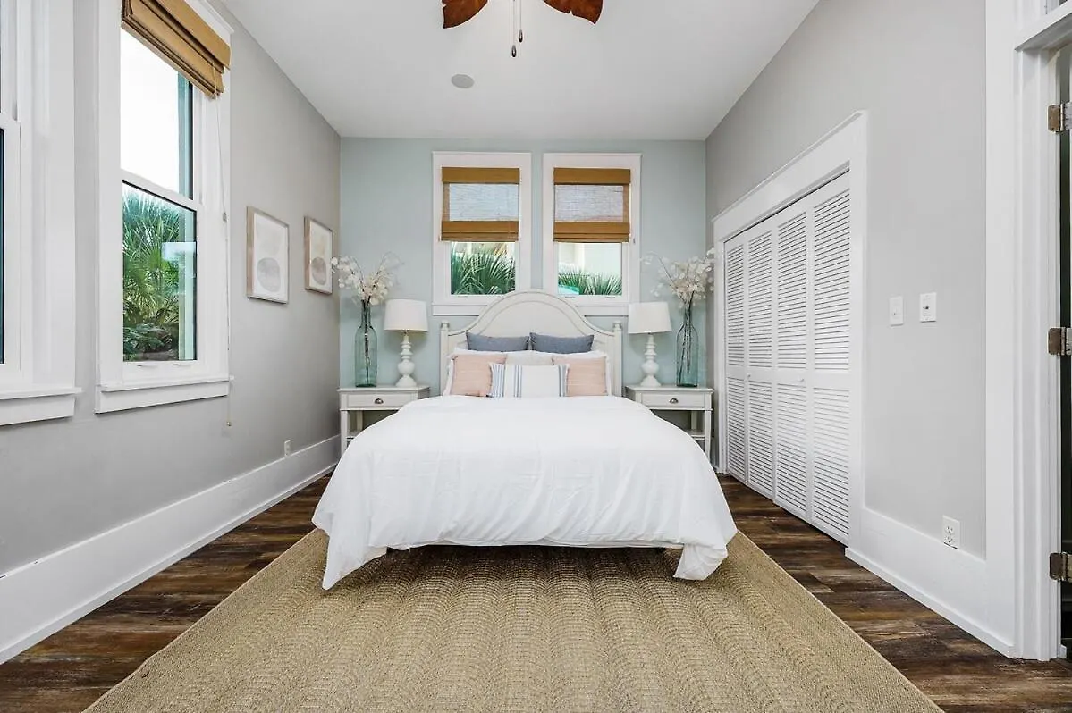 Luxury 3br Gated - Infinity Pool, Walk To Private - Vet-owned! *