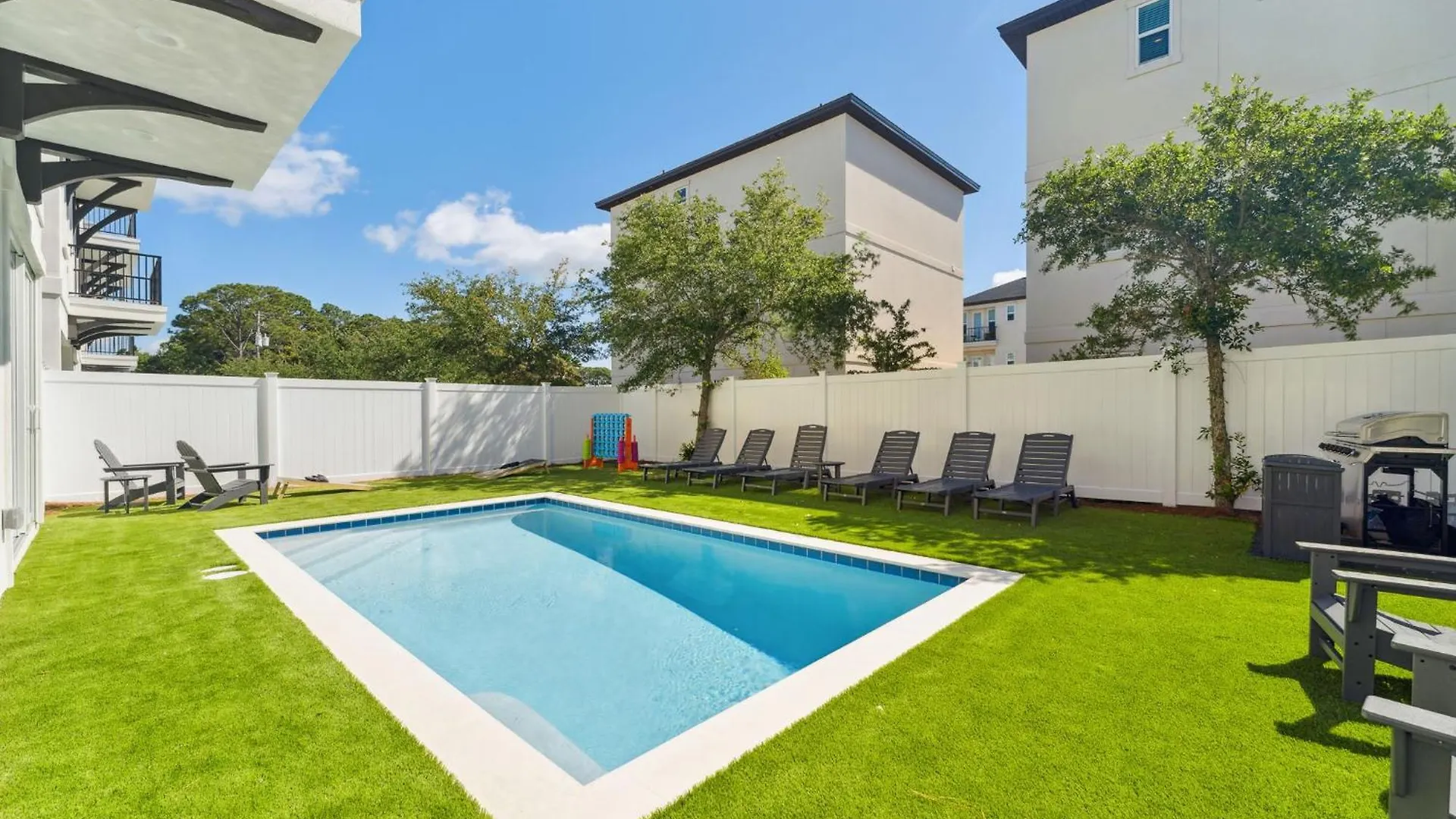 Sandgarden With Pool And Game