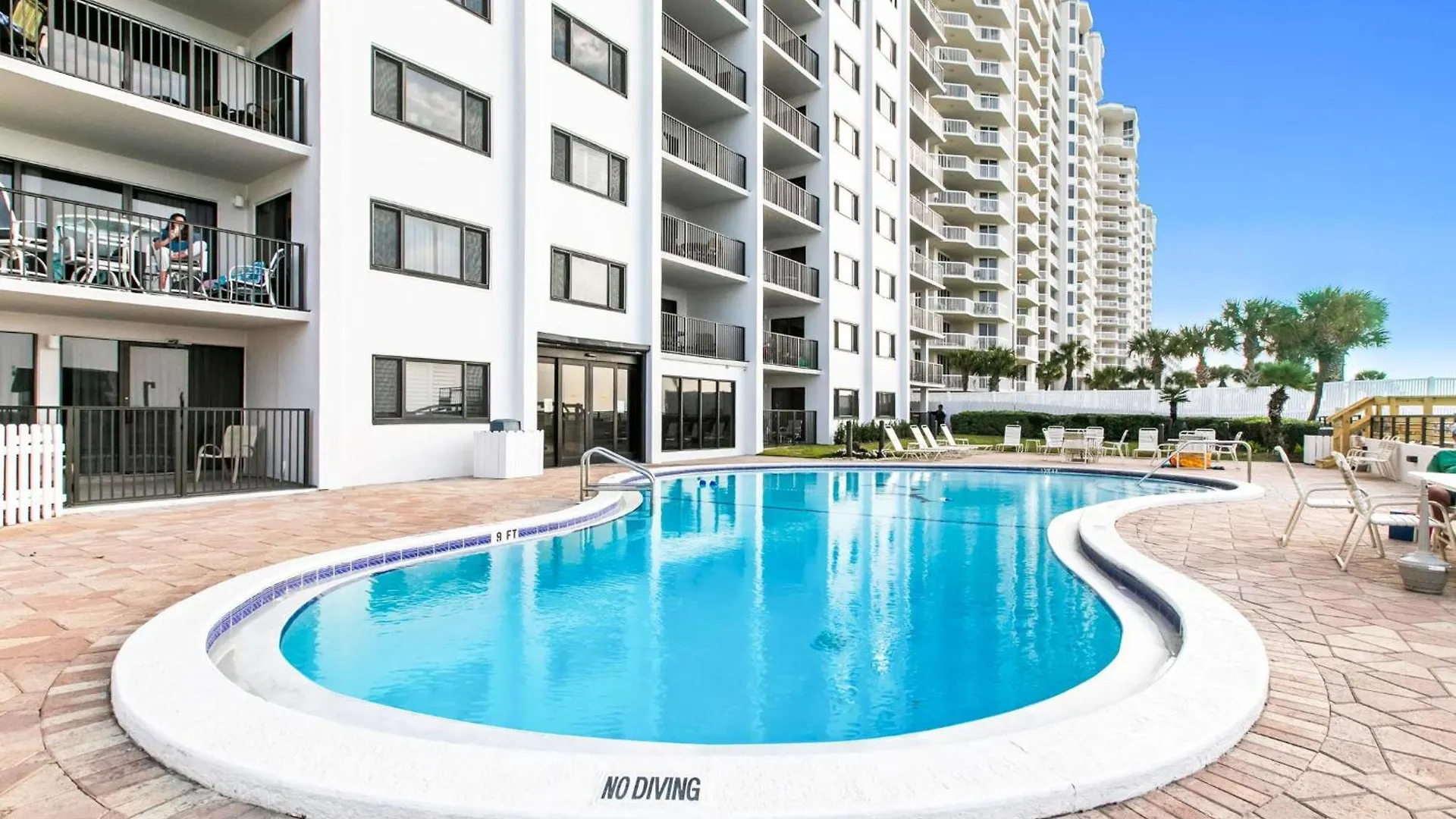 Emerald Towers 0704 * Destin