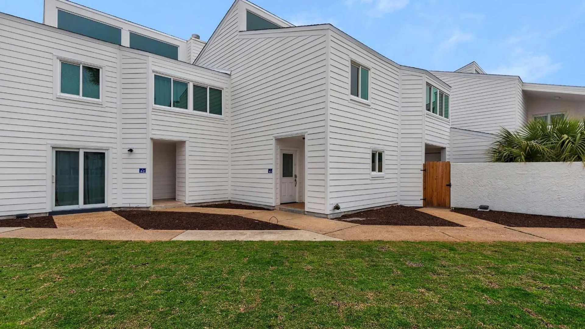 Shoreline Towers Townhouse 4-3