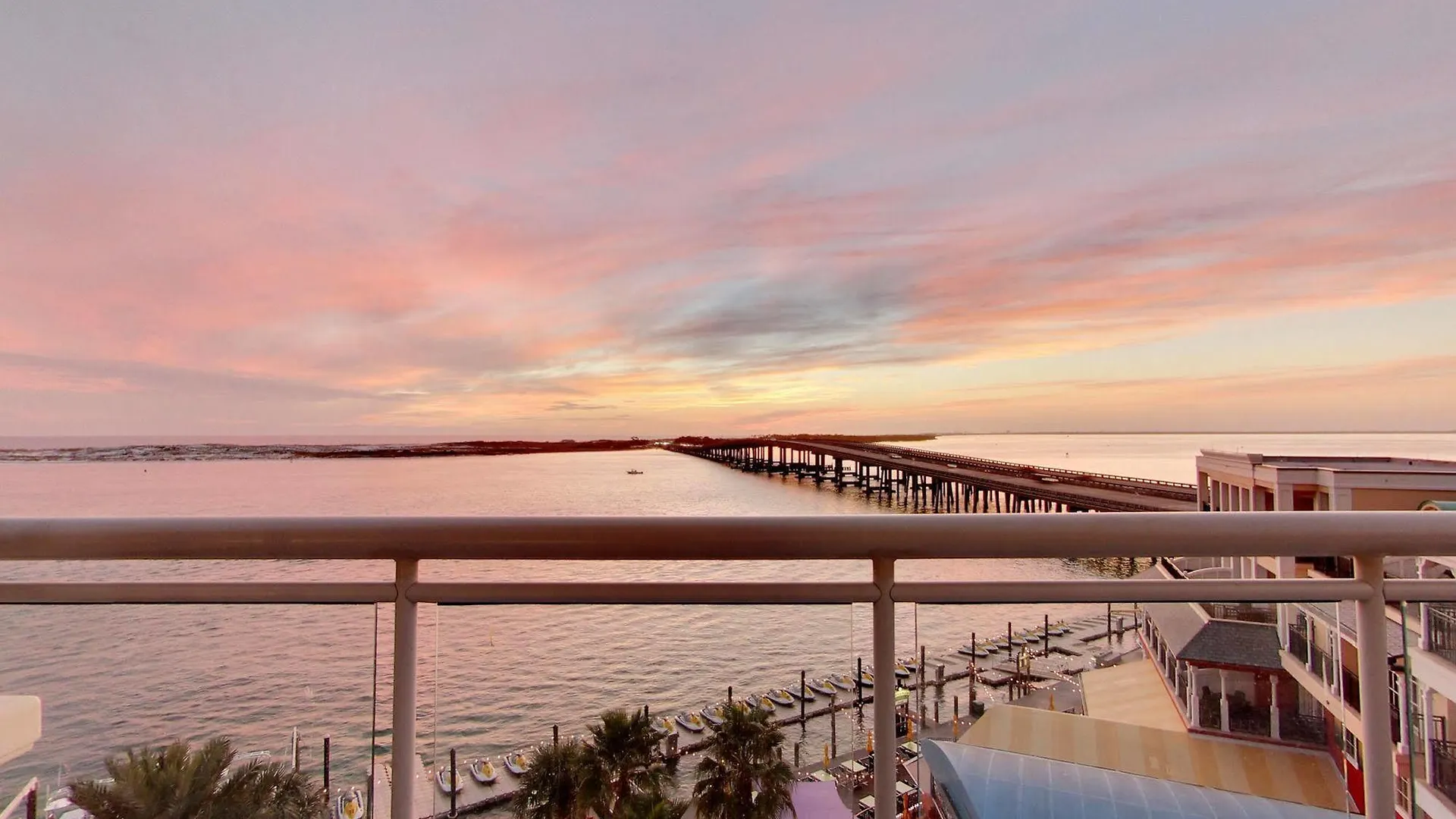 Emerald Grande At Harborwalk Village Hotel Destin