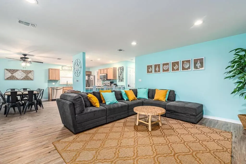 Holiday home Zula Breeze: Beachfront Pet-friendly Retreat With Pool