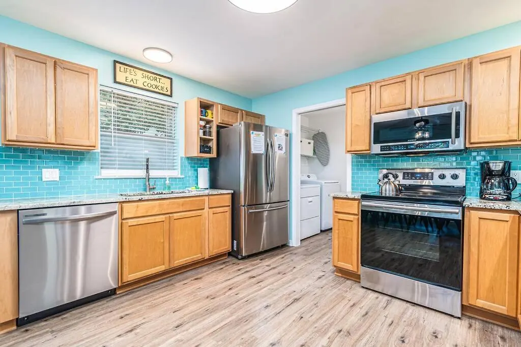 Holiday home Zula Breeze: Beachfront Pet-friendly Retreat With Pool