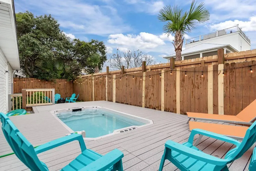 Holiday home Zula Breeze: Beachfront Pet-friendly Retreat With Pool *