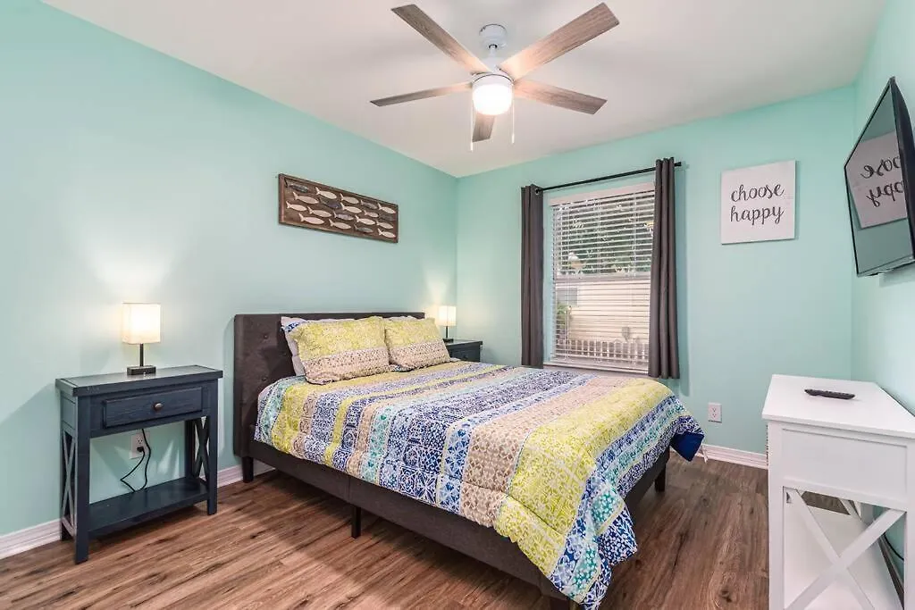 Holiday home Zula Breeze: Beachfront Pet-friendly Retreat With Pool