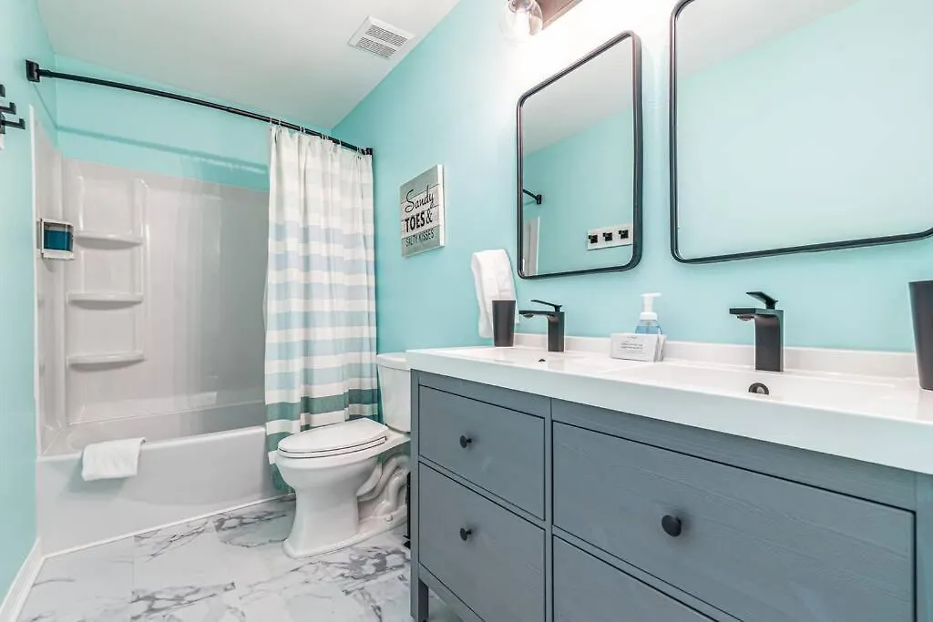 Holiday home Zula Breeze: Beachfront Pet-friendly Retreat With Pool