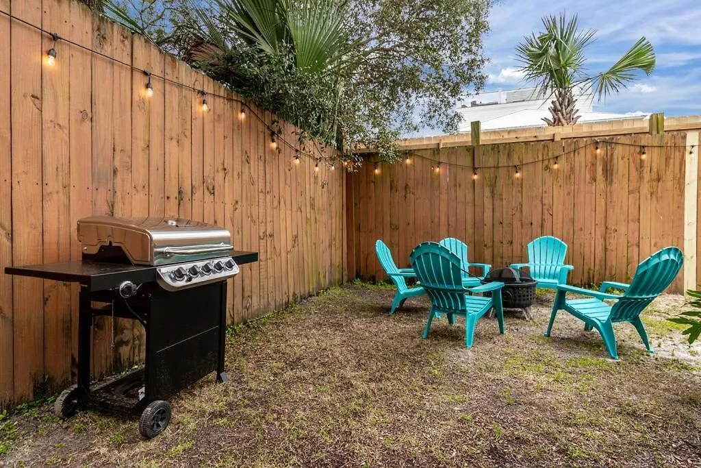 Holiday home Zula Breeze: Beachfront Pet-friendly Retreat With Pool *