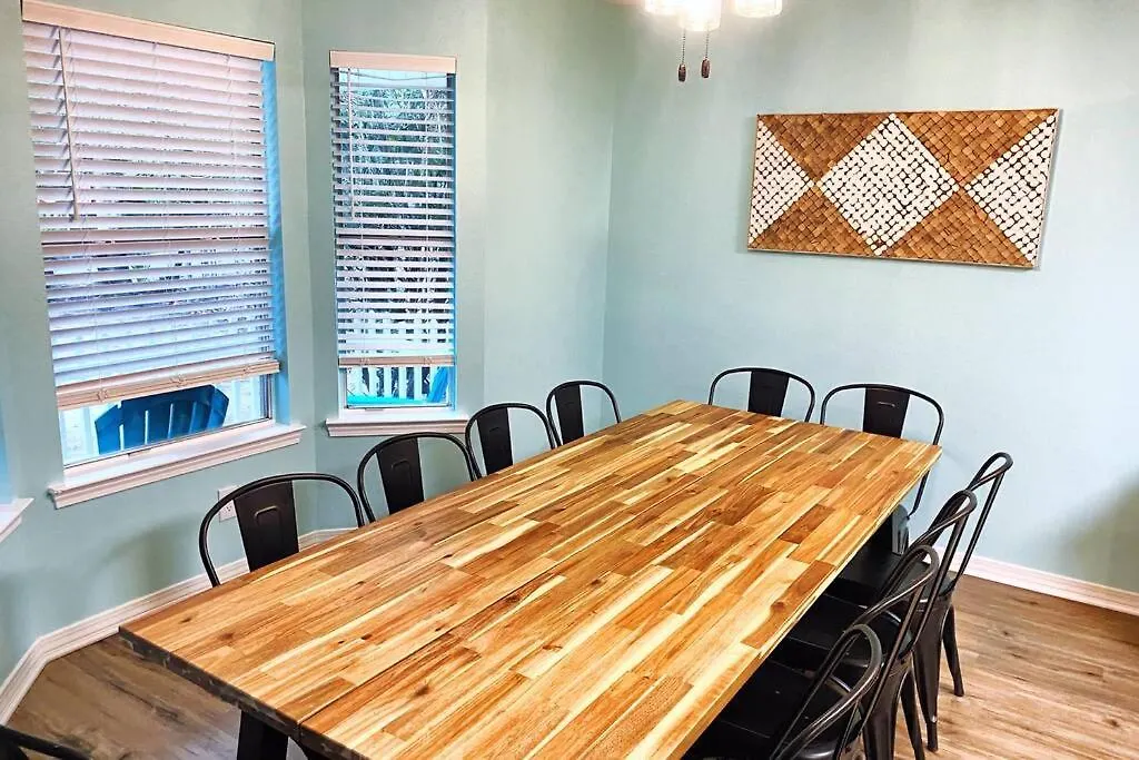 Holiday home Zula Breeze: Beachfront Pet-friendly Retreat With Pool Destin
