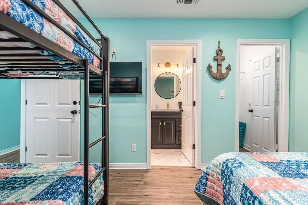 Holiday home Zula Breeze: Beachfront Pet-friendly Retreat With Pool Destin
